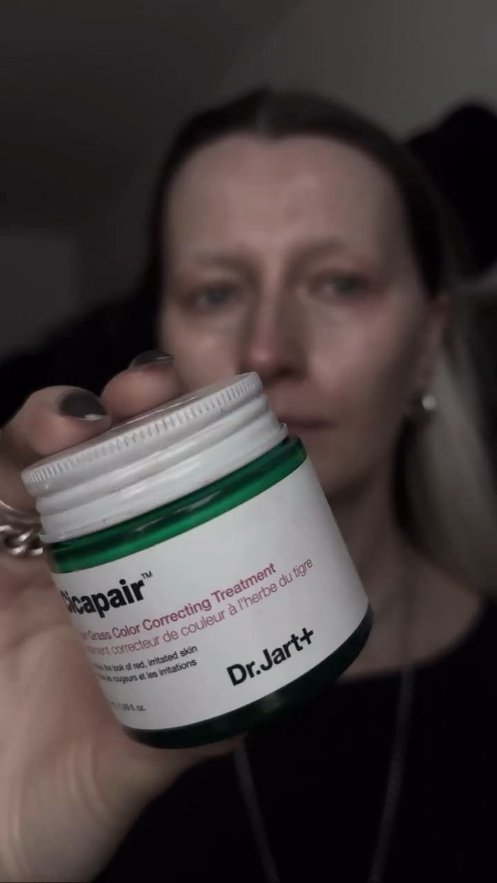 Der Tipp kam aus der Community 🦇 und ich wollte sie unbedingt auch mit euch teilen! Keine Werbung, selbst gekauft. 

Funktioniert für mich wirklich sehr gut und ist eine tolle Alternative zu normalem Make-up. Gerade weil es so schwer ist den richtigen Ton bei hellen Tönen zu treffen. 

#drjart #alternativemakeup #vampireskin #pale #darkaesthetic #vampiremakeup #vampireteint