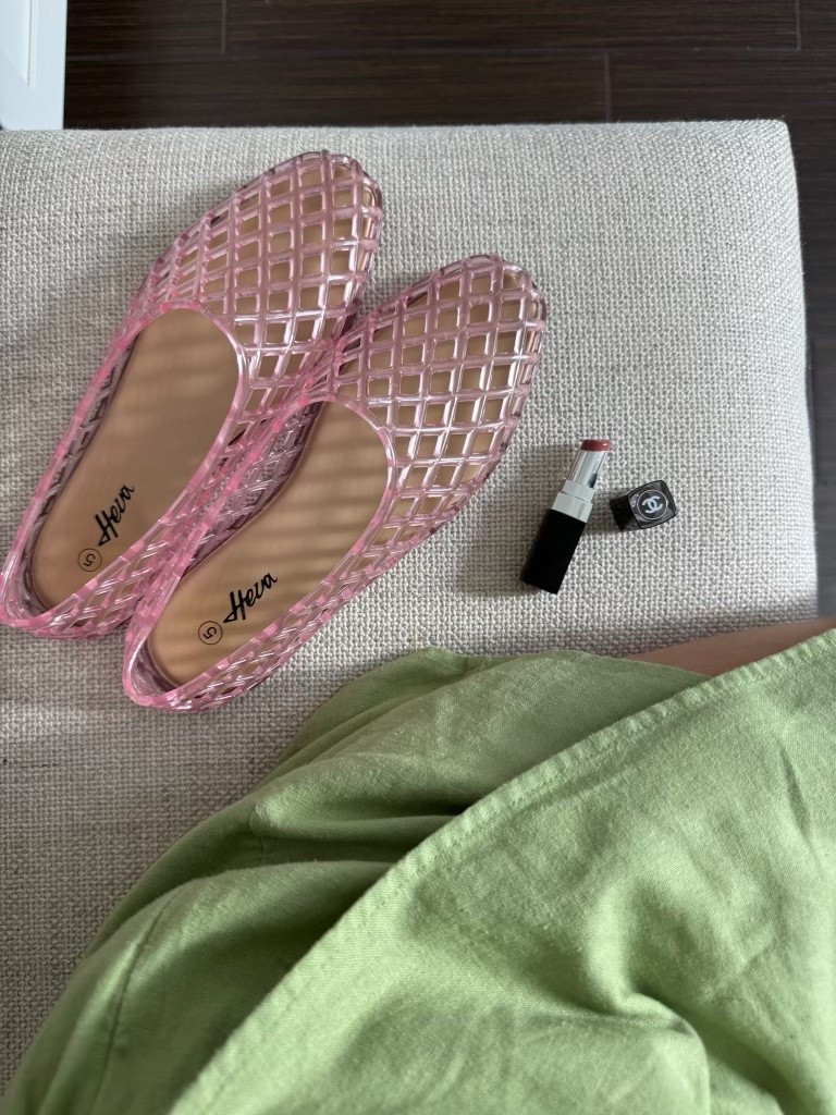 These shoes are my newest obsession! They are so cute and chic for any summer outfit!

Summer shoes. mom fashion. trendy fashion. chic style. summer outfit inspo

#LTKShoeCrush #LTKStyleTip