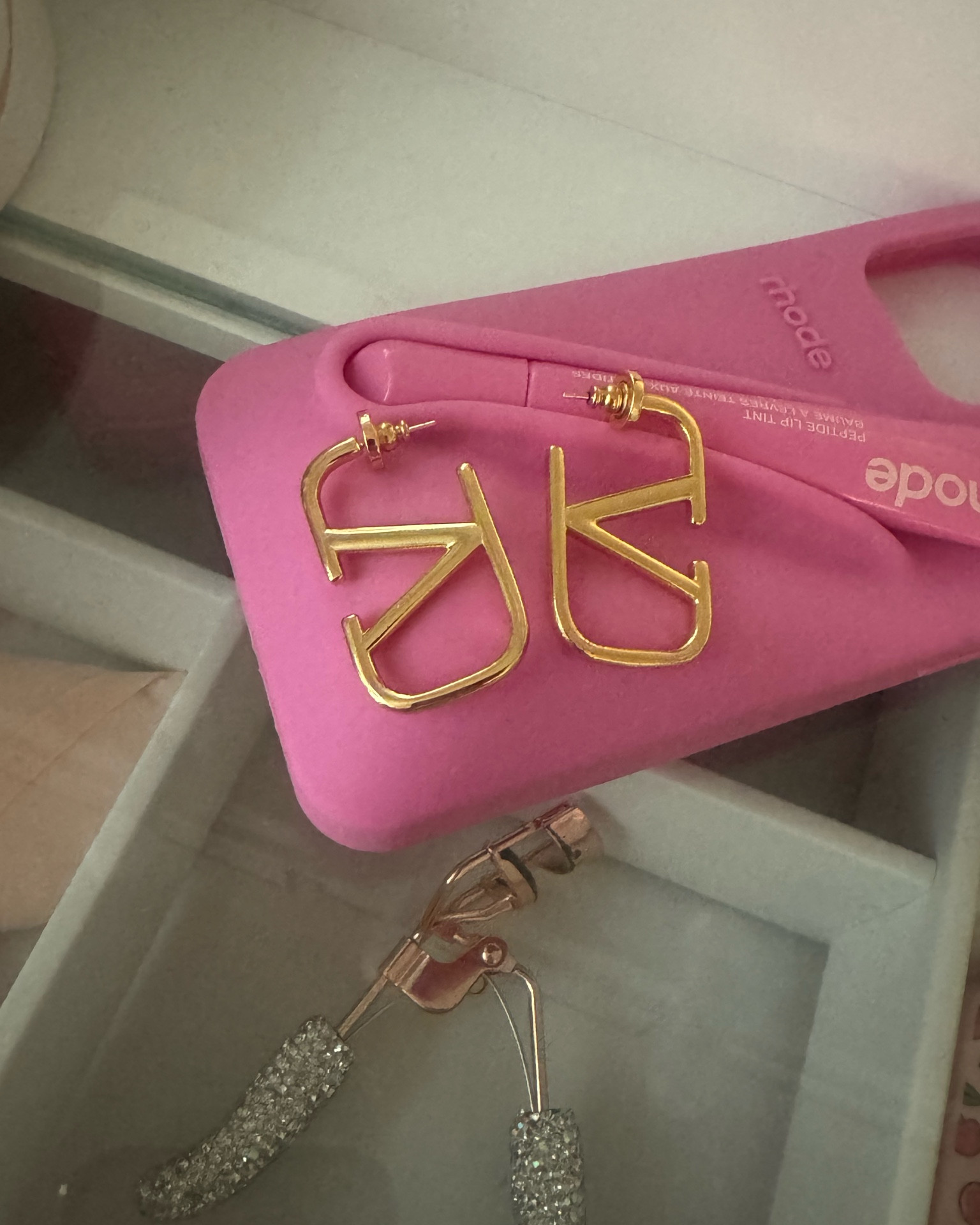 Valentino dupe earrings!

i love these for special events!

#designerearrings #earrings #fyp #jewelry #goldearings #homecoming #cruise 