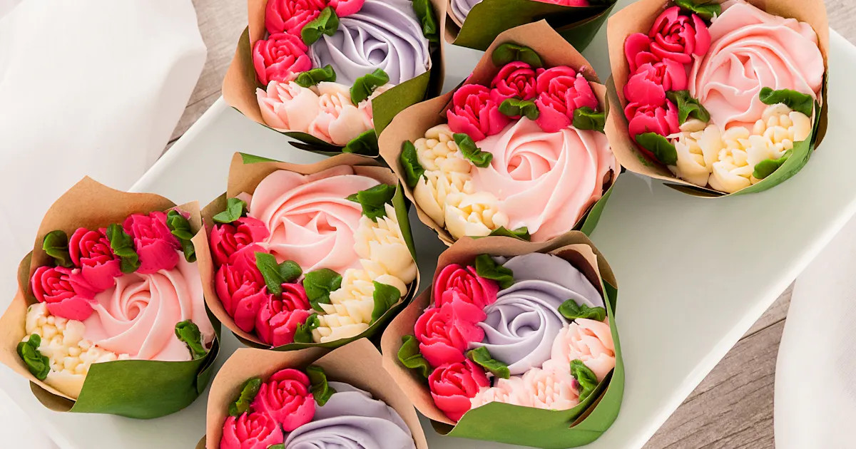 Bouquet Cupcakes - 8 Pack by We Take the Cake | Goldbelly | Goldbelly