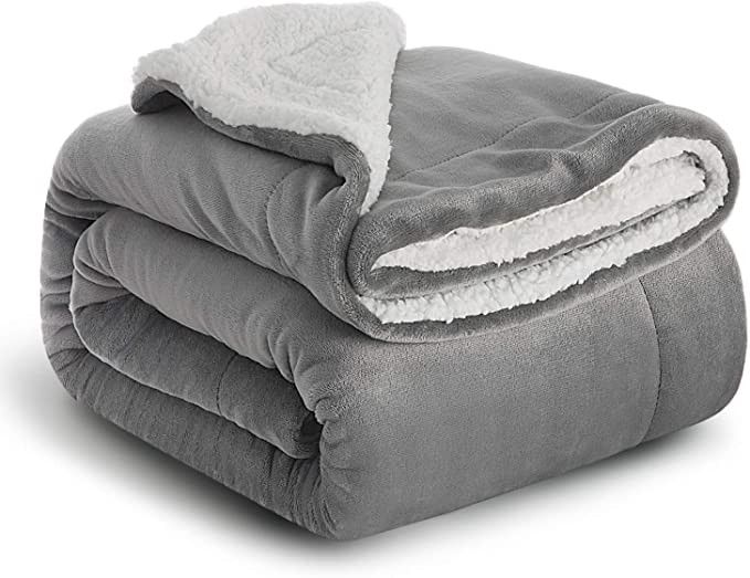 BEDSURE Decke Sofa Kuscheldecke grau - warm Sherpa Sofaüberwurf Decke, Dicke Sofadecke Couchdeck... | Amazon (DE)