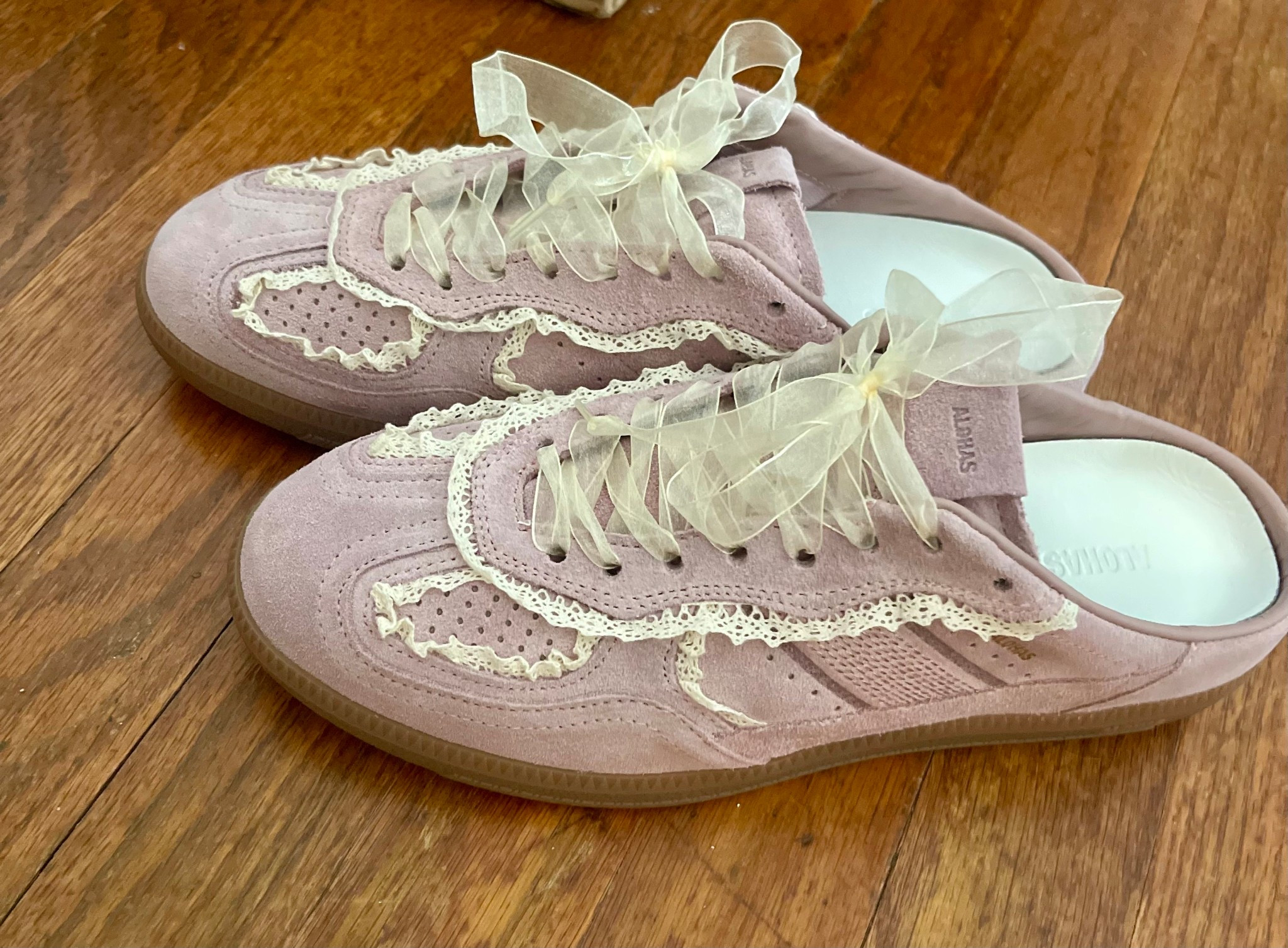 Aloaha mule sneakers from anthropology 


#LTKGiftGuide #LTKSeasonal #LTKStyleTip