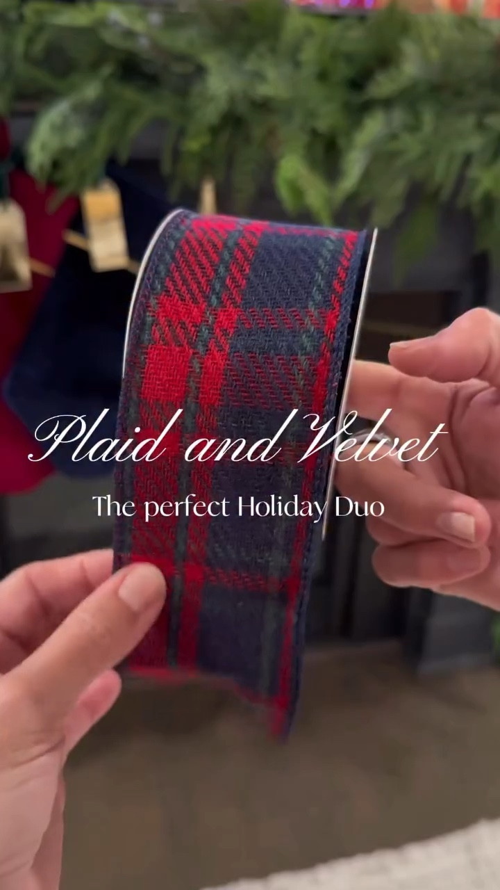 Two textures, one stunning holiday look ✨ 

#foryoupage #christmastime #traditionalchristmas #christmasdecor #foryou #christmasdecorations #christmasdecorationideas