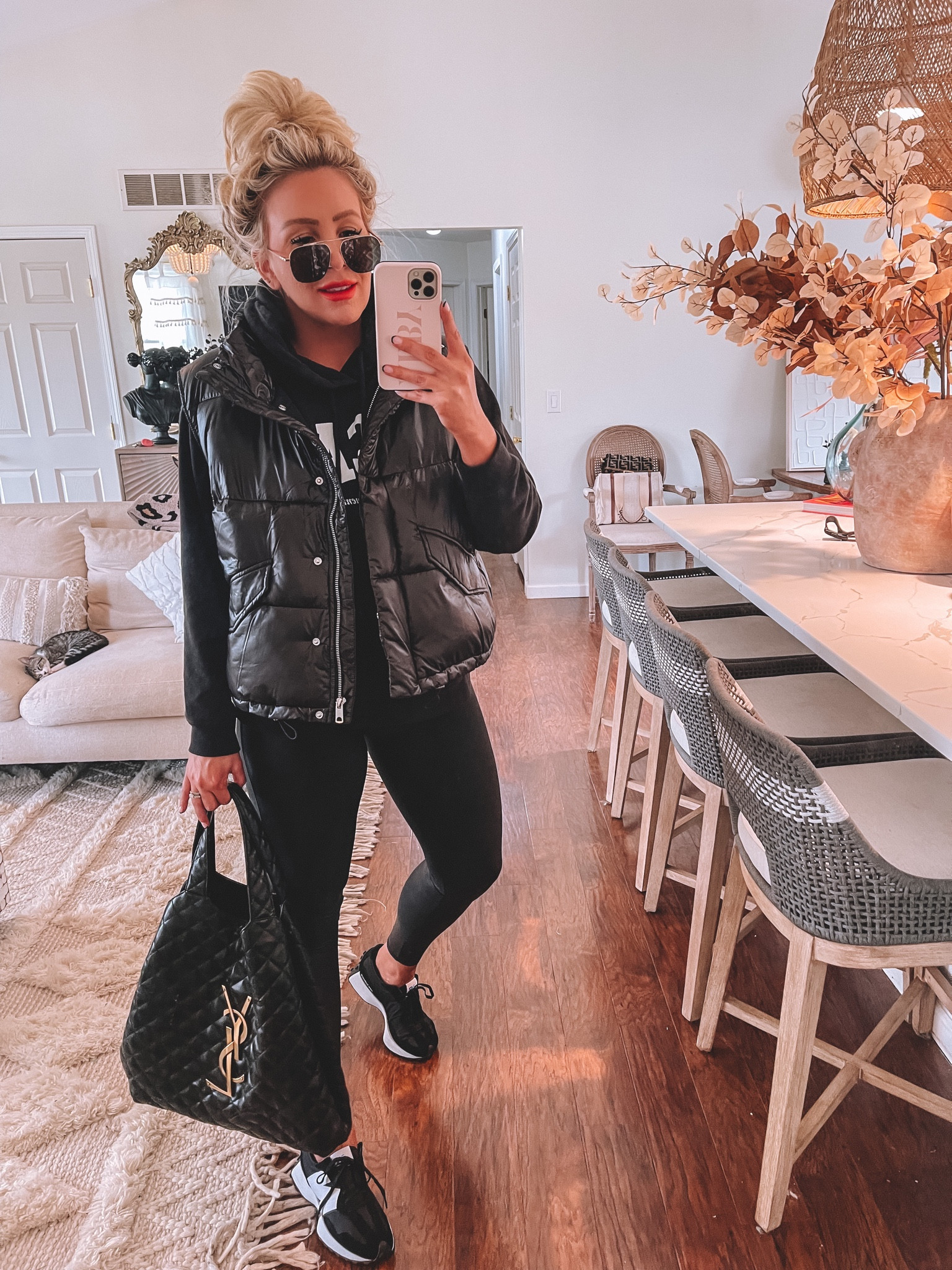 Sized up to a large in this cropped vest for a more oversized fit 🖤 medium in sweatshirt and medium in leggings 