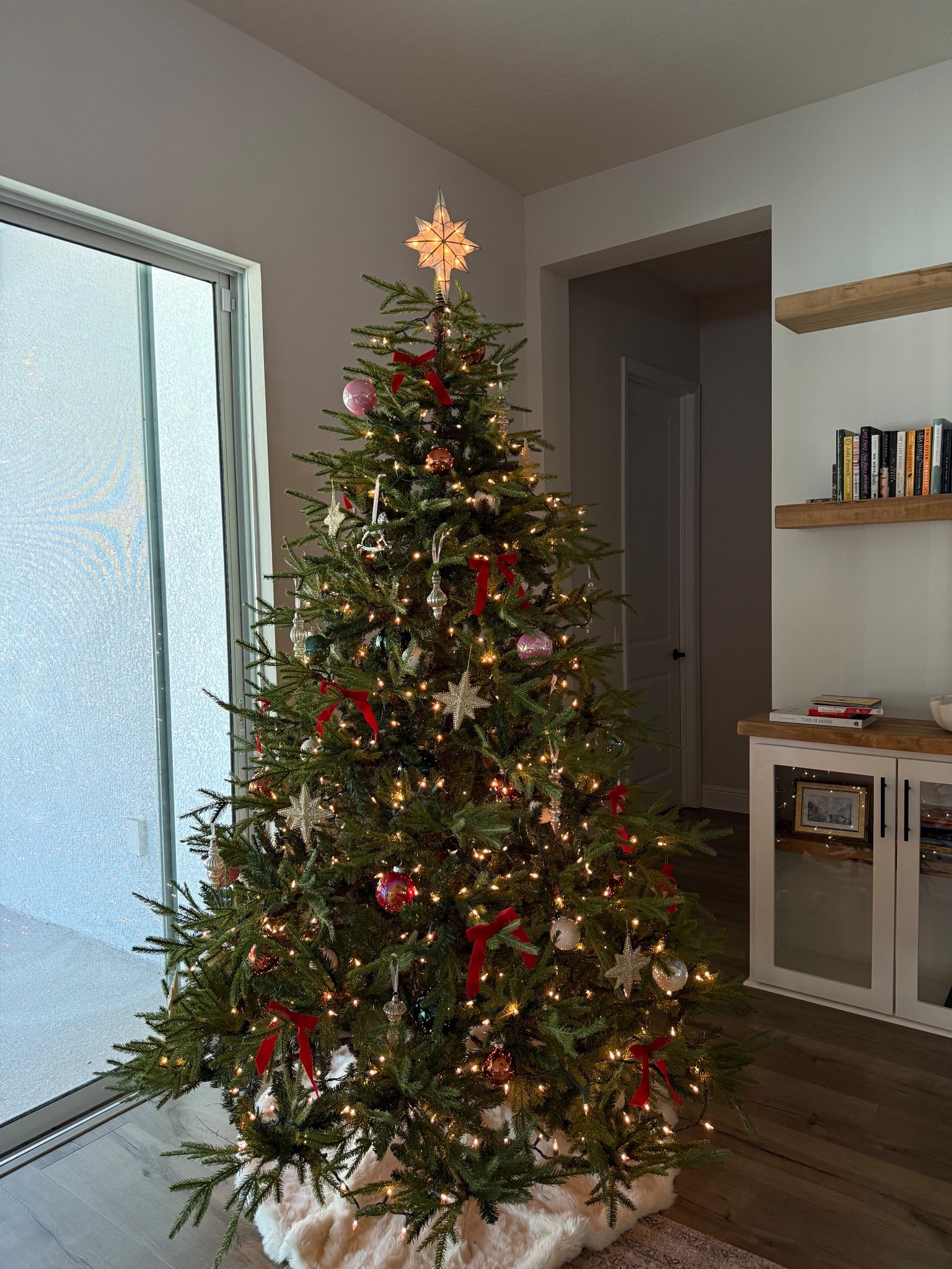 My realistic fake Christmas tree 🎄

#christmastree #christmasdecor #christmastreedecorating #christmastreedecorating 