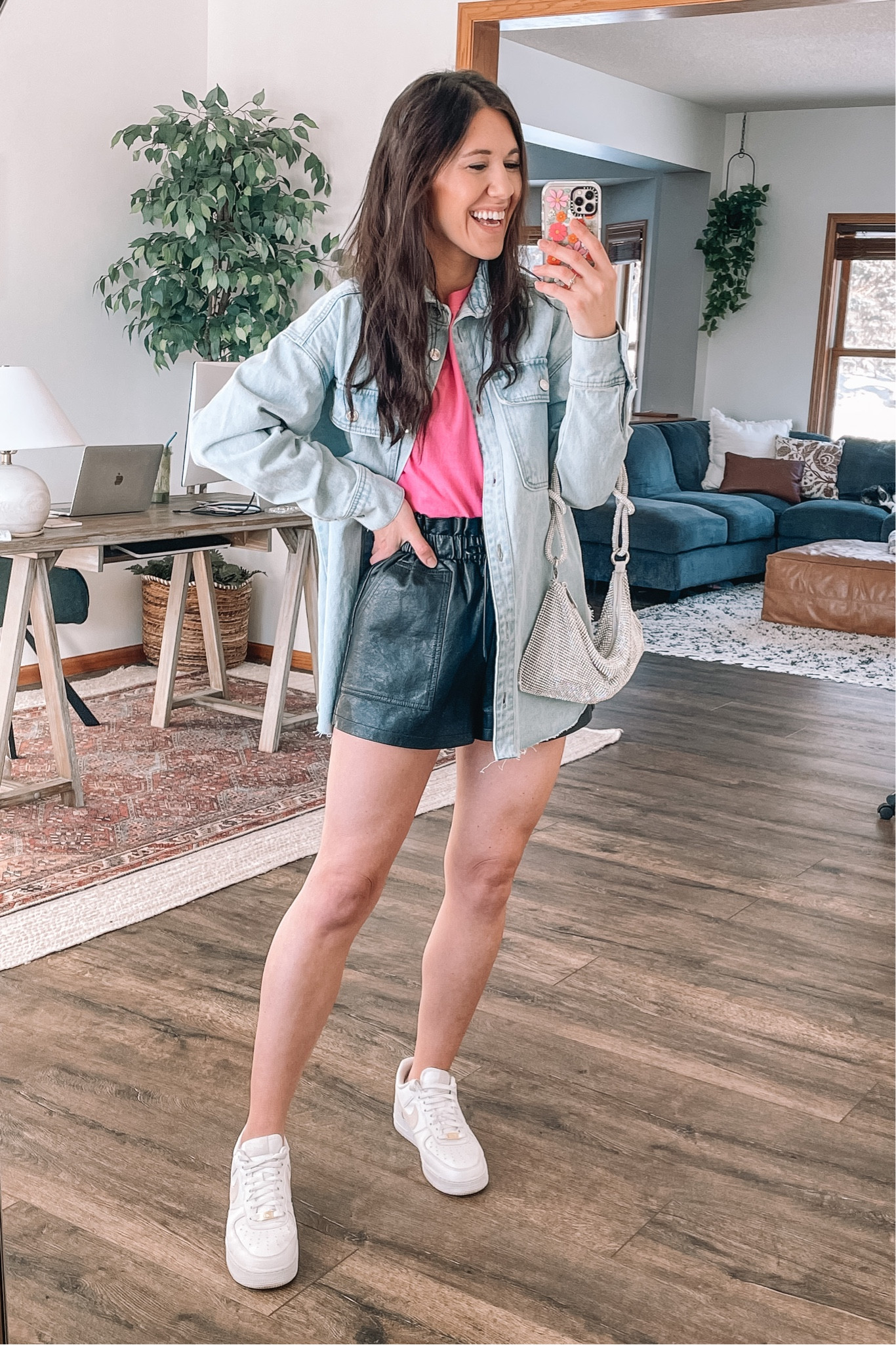 Target style denim shacket, xs


Denim jacket 
Valentine’s Day outfit 
Faux leather shorts 
Nike sneakers
Spring outfits, vacation outfit 
Valentinesday 
Sequins purse
Amazon finds 

#LTKunder50 #LTKFind #LTKstyletip