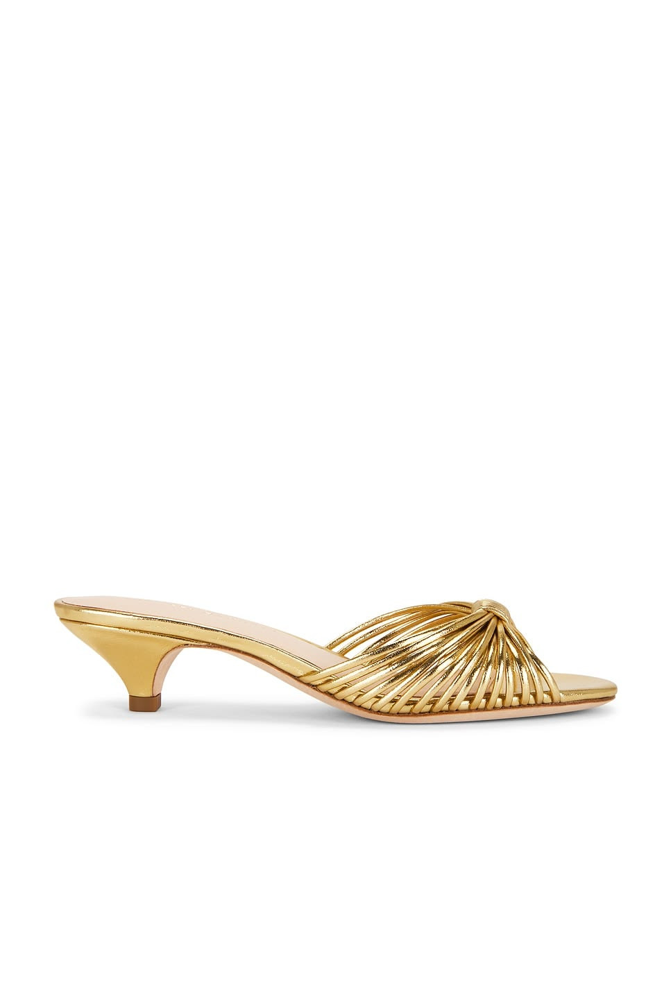 We found THE BEST gold sandals #revolve @revolve 

 