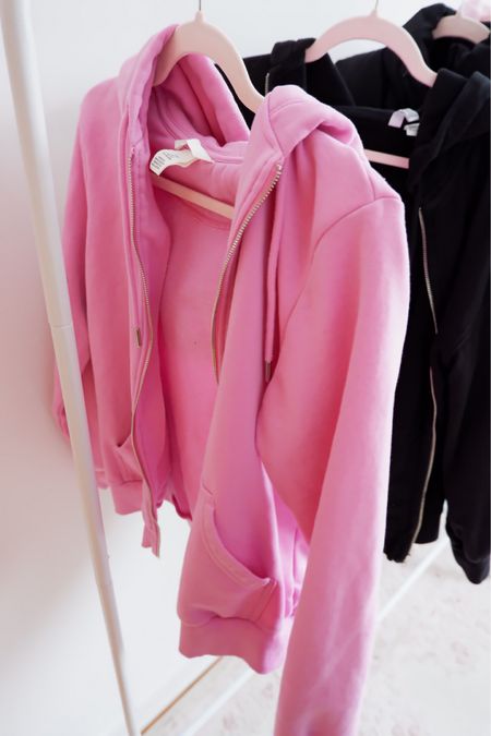 Dark pink hoody from H&M 


#LTKSeasonal #LTKstyletip #LTKfindsunder50