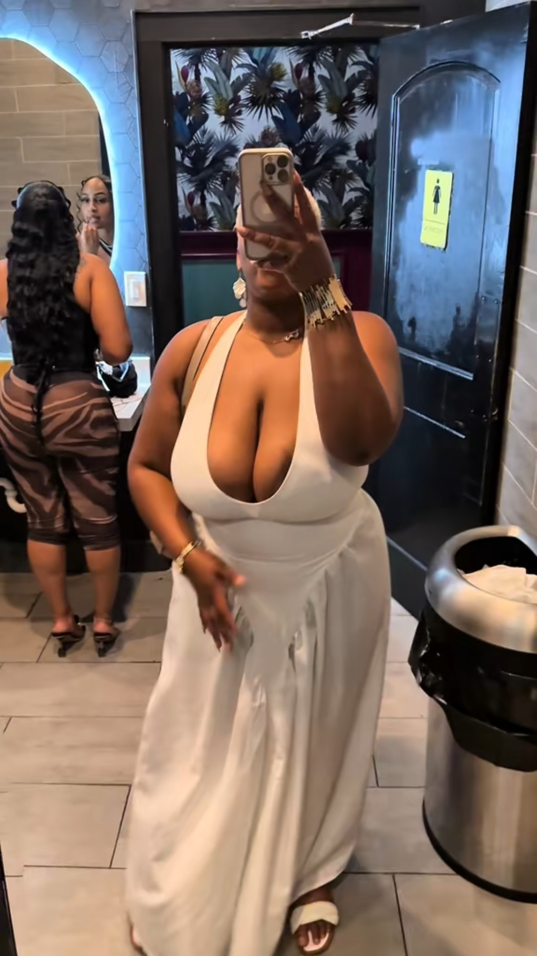 Date night to girls night - your pick🤍✨ 



Dresses for curves, curve friendly, chic on a budget, curvy girl style, plus size fashion, picnic dress, brunch dress, summer outfit inspo, flowy dress

#LTKStyleTip #LTKPlusSize #LTKFindsUnder50