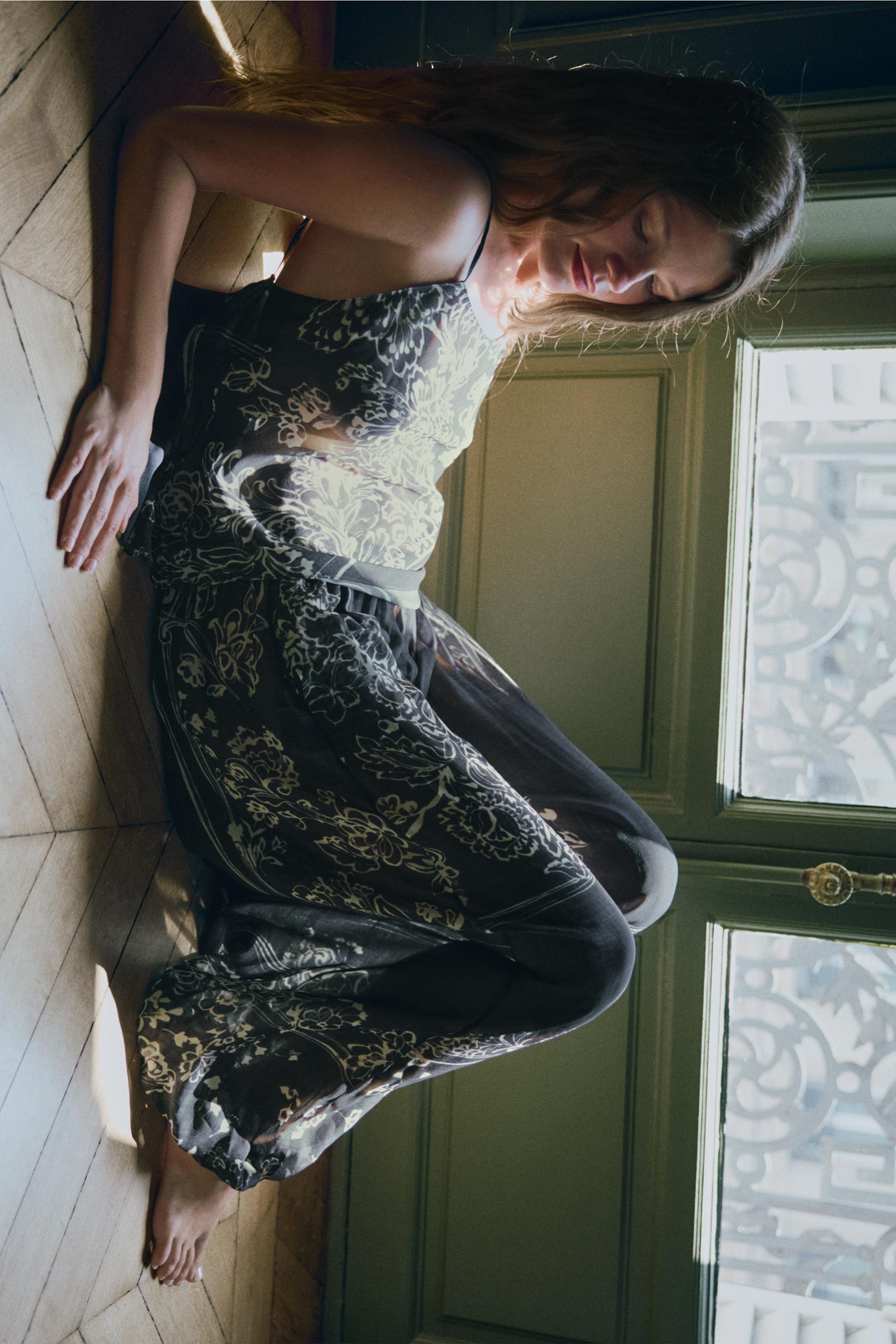 Model height: 167 cmPrinted top crafted from 100% viscose yarn. Featuring a round neckline and th... | Zara UK