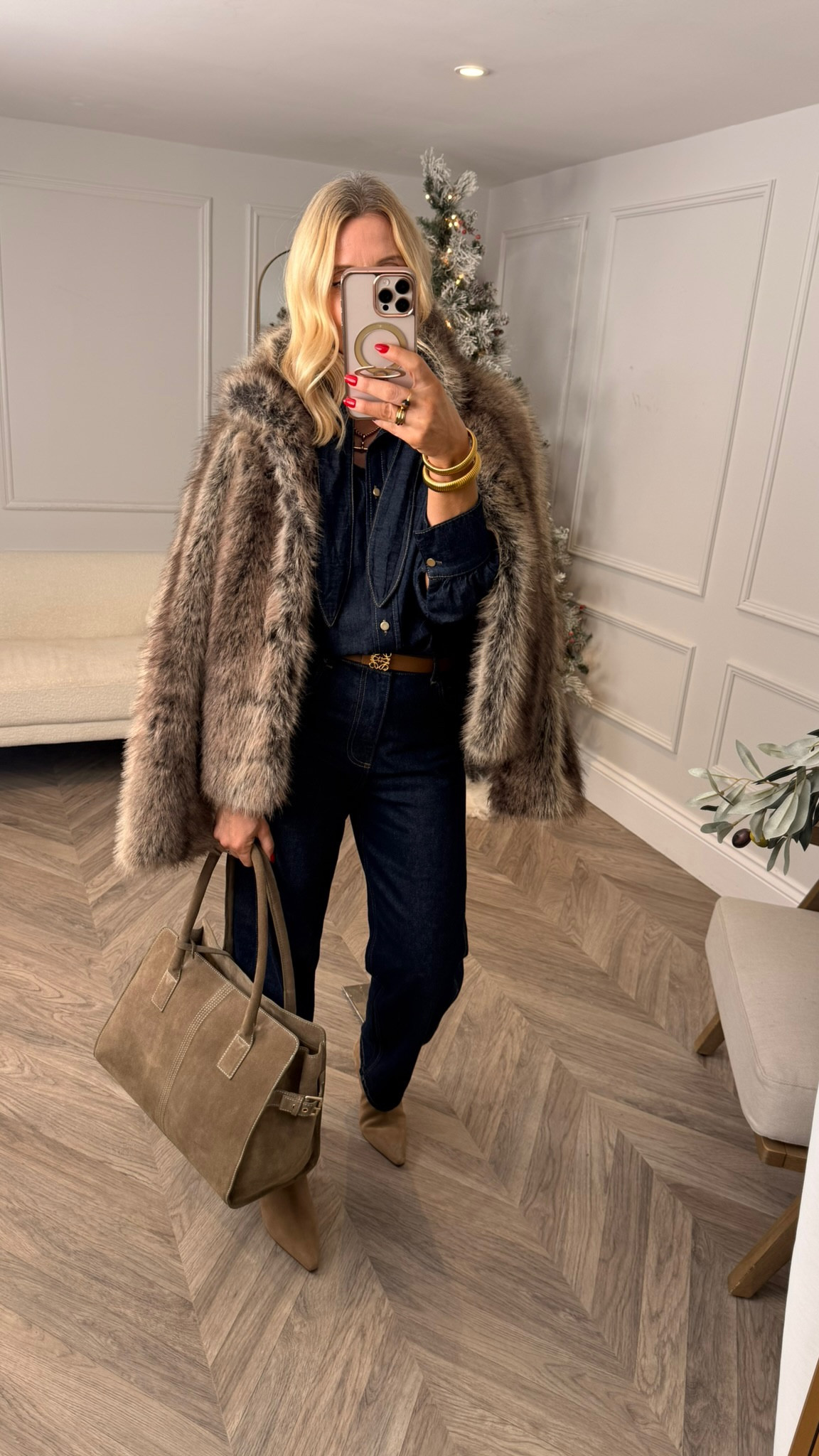 If you’re fed up with Christmas outfits that only work on Pinterest and not in real life… this series is for you 🎄😉

We’re starting with @mintvelvet and breaking down outfits that look good even when the shoes come off. They do relaxed glamour SO well, their basic pieces have that elevated style to them that means when you take off your lovely boots and jacket you’re still left with a great look! 

Think modern barrel jeans, clever knitwear and combos that work with or without shoes!

Let’s get you festive-ready - for real life! #AD

#LTKstyletip #LTKwinter #LTKfestive