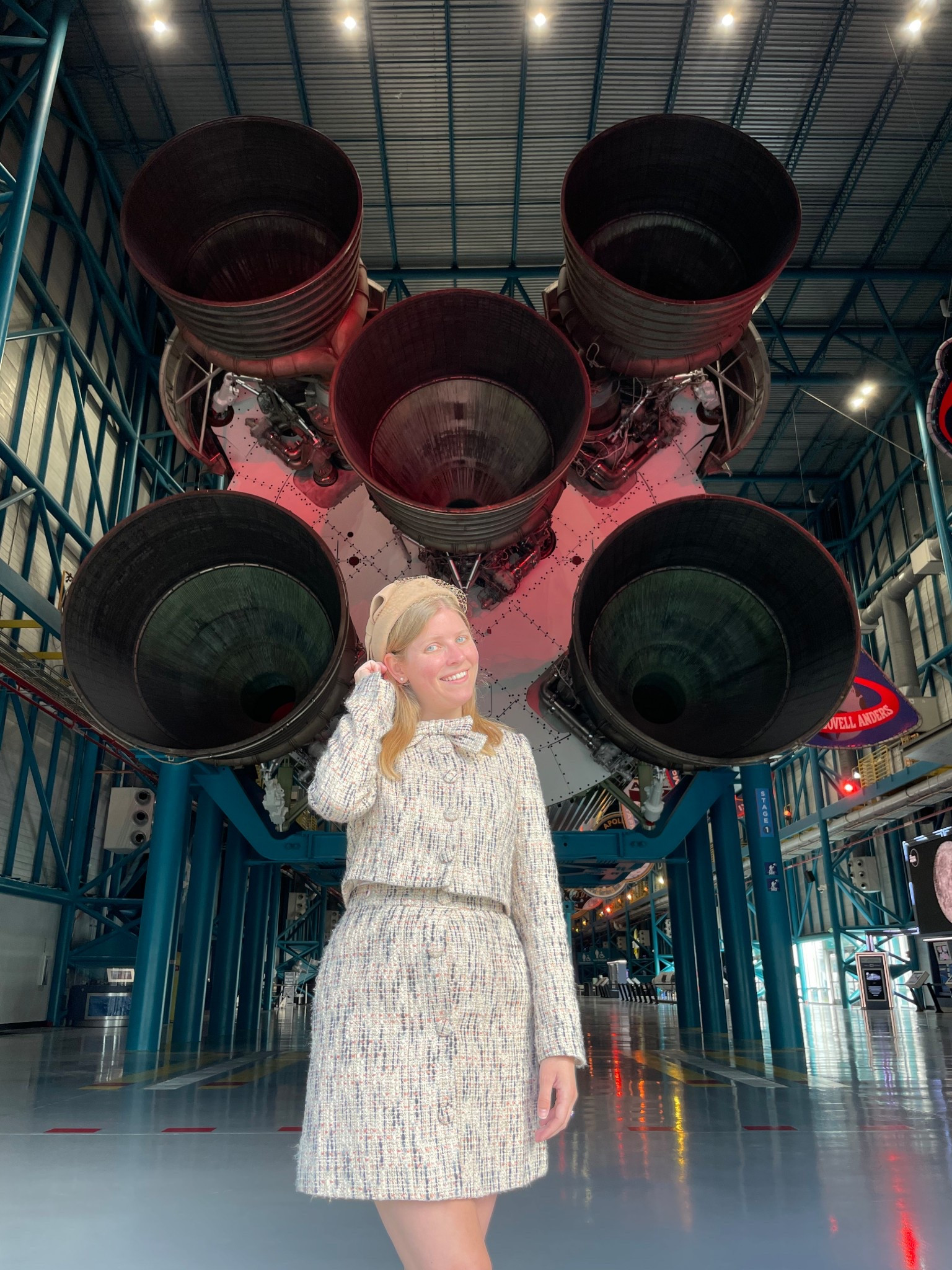 Chic vintage inspired outfit from the 50s and 60s. Giving Jackie Kennedy (Jackie O) vibes with a matching tweed set  and pillbox hat.