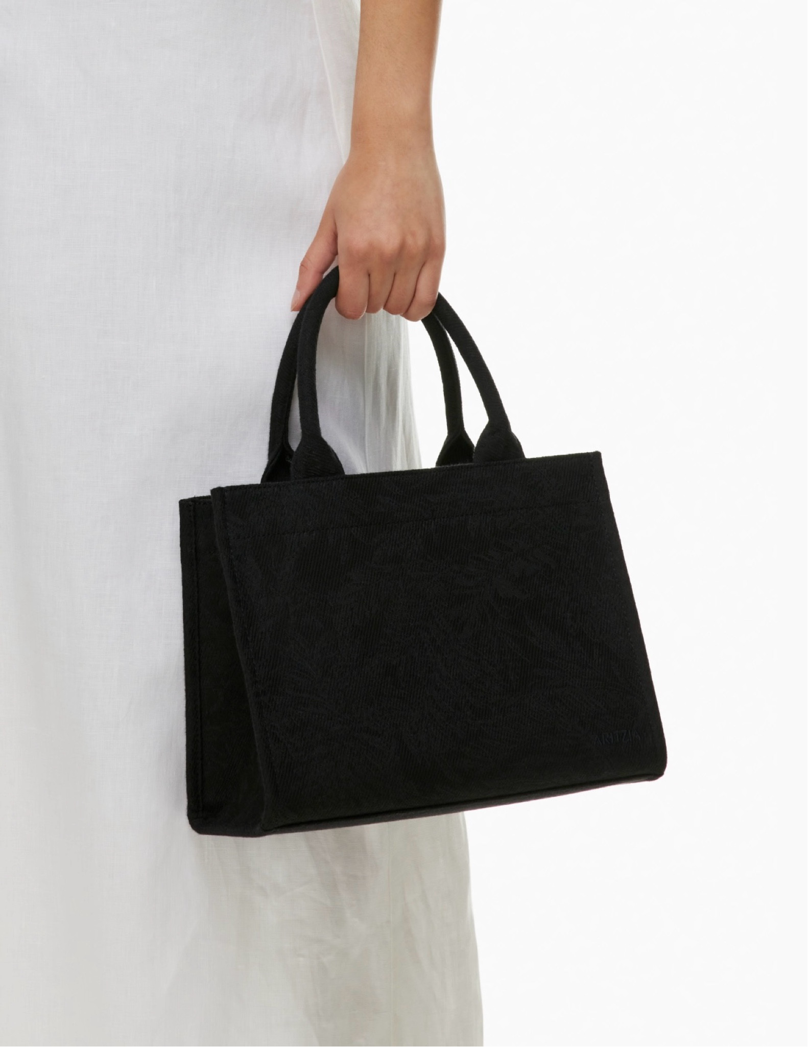Black tote bag on major sale

#LTKSeasonal #LTKSummerSales #LTKFindsUnder100