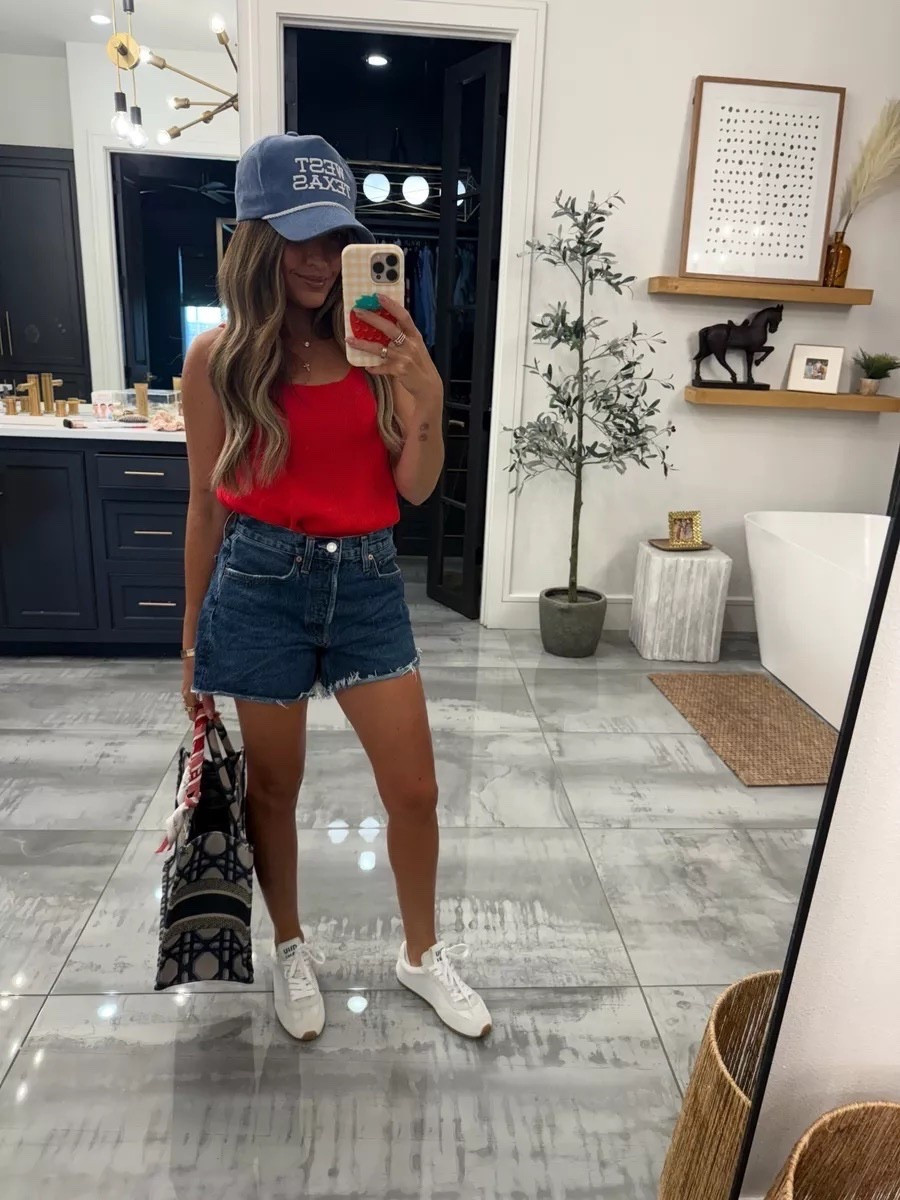 catch me LIVING in these denim shorts during sports season!! they’re some of my all time faves because the length is just perfect. I have them in a couple other washes too!

sports mom fashion, women’s style, denim shorts, jean shorts, women’s denim, spring style

#LTKootd