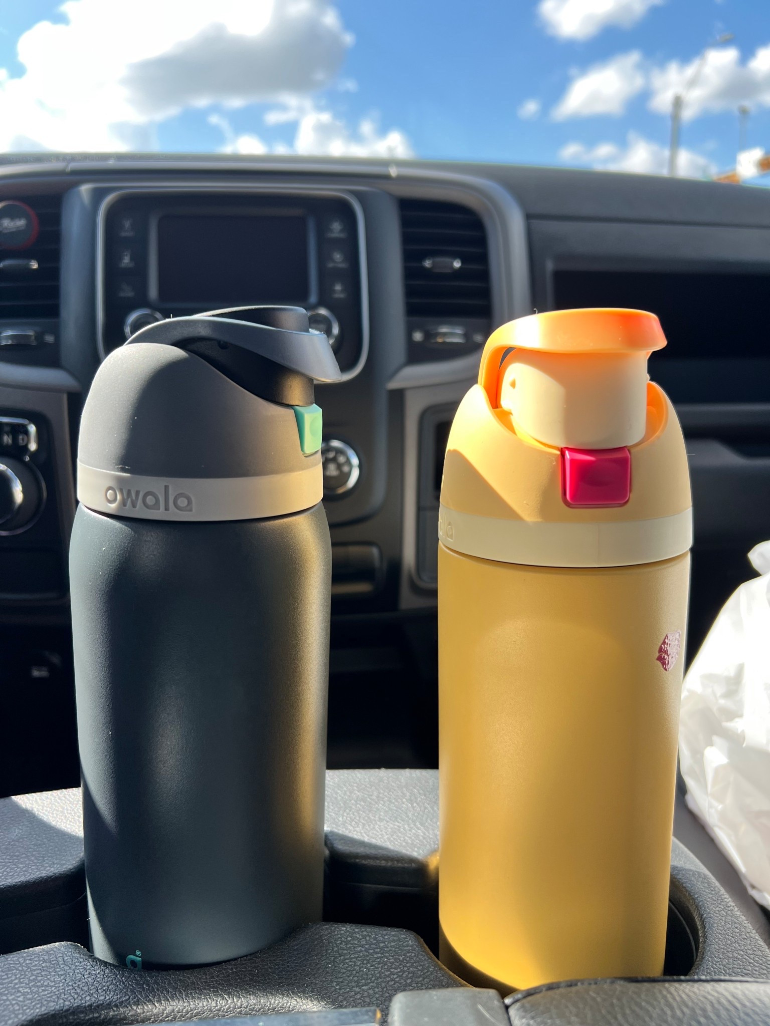 His + hers Owala bottles 🤍🖤 We don’t leave the house without them. These are hands-down the best water bottles for staying hydrated all day — leak-proof, easy to carry, and actually cute enough to match your aesthetic (yes, even his).

Perfect for daily walks, gym sessions, stroller runs, or busy days on the go. Durable, functional, and toddler-tested in this house 👏🏼

#Owala #HydrationGoals #HisAndHers #EverydayEssentials #HealthyLifestyle #MomAndDadGear #FitnessMustHaves #AmazonFinds #LTKFamily #WellnessProducts

#LTKActive #LTKFamily #LTKMens