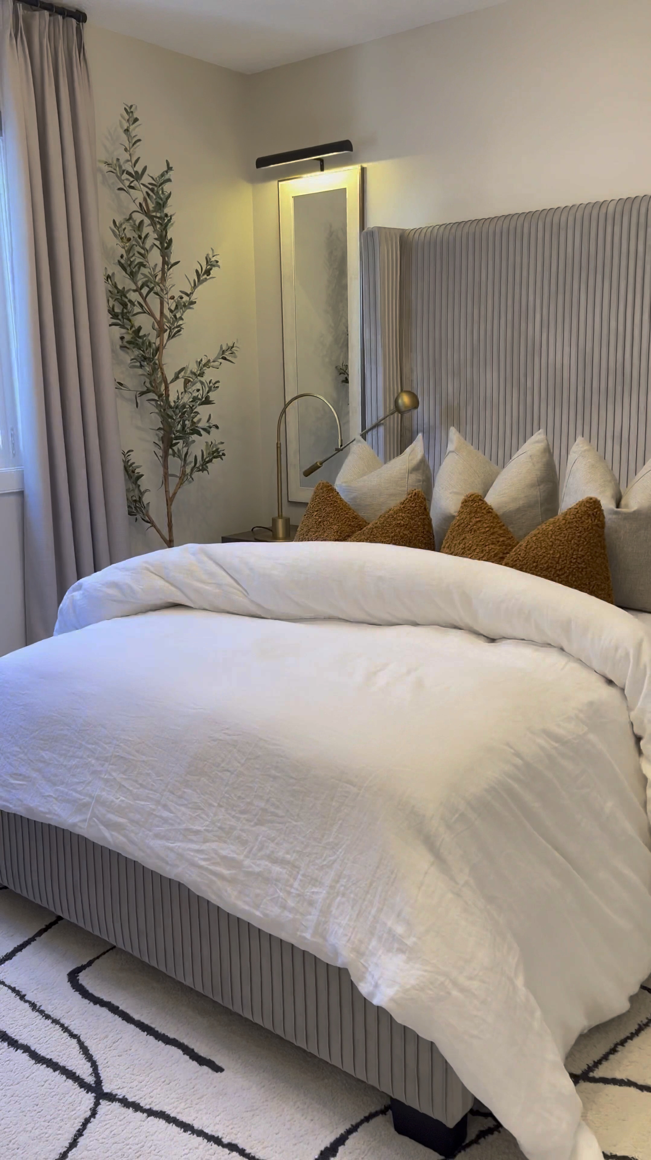 😆 This is your sign to put led light strips behind your bed ☺️🫶🏽💕

#LTKsalealert #LTKstyletip #LTKhome

#LTKVideo