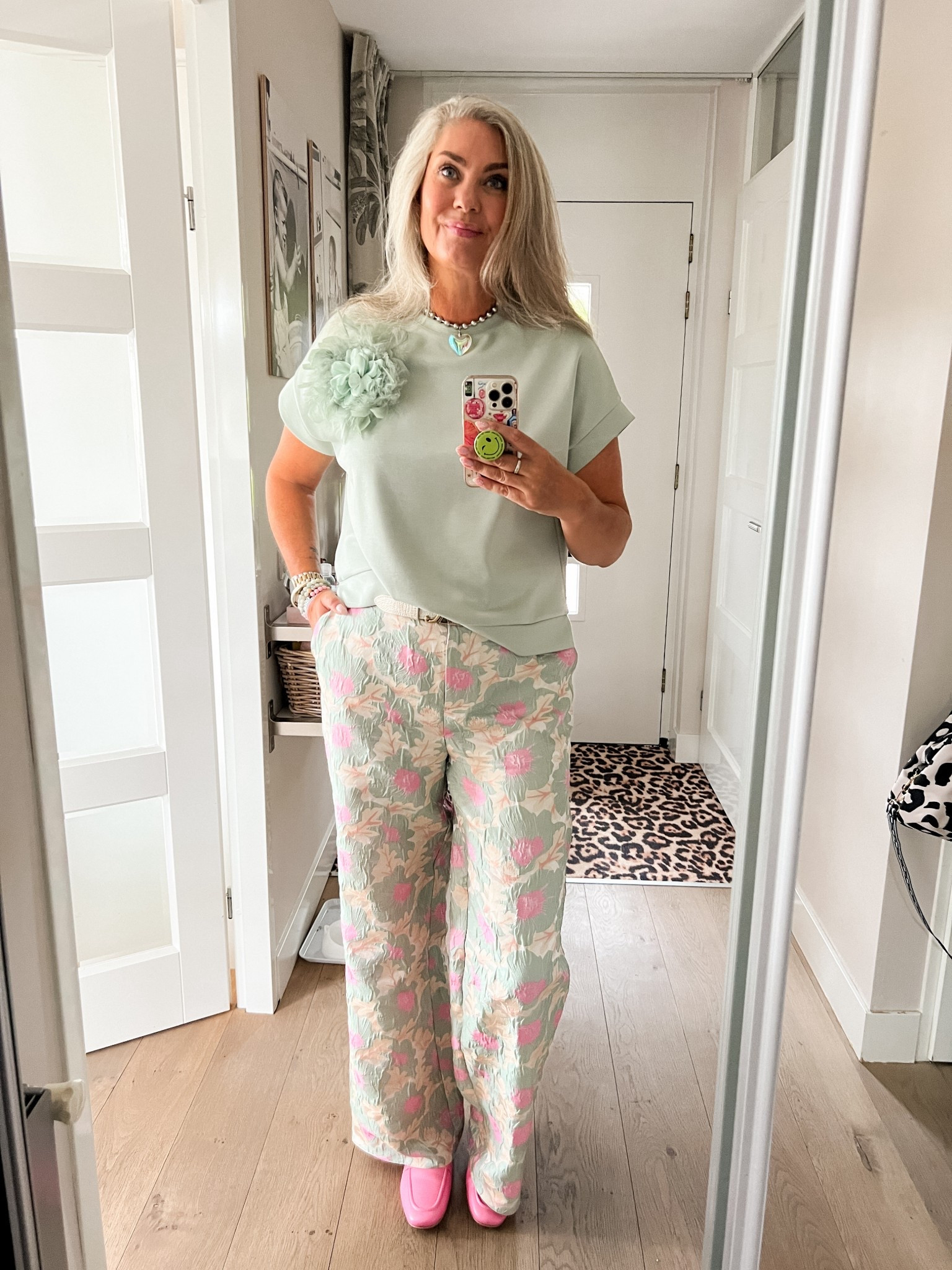 Ootd - Saturday. Mint green top (Norah, 40), green flower brooch, jacquard floral trousers (MyJewellery, xl), heart necklace and pink loafers. 



#LTKeurope #LTKnederlands #LTKsummer