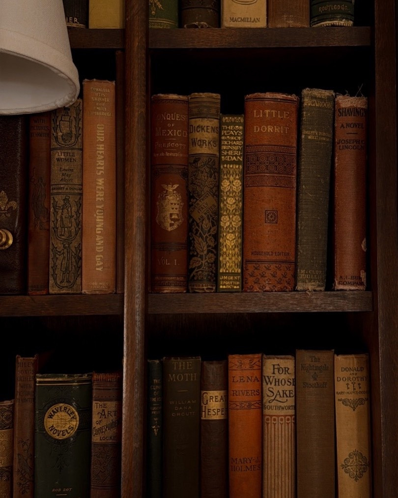 I’m just saying, a trip to Barnes & Noble would be 10x more magical if new books looked like this 🥹

I get a lot of questions about where I source my antique books from- and it’s usually a mix of eBay and Etsy, with the occasional antique store find sprinkled in there!

#books #bookshelfinspo #homedecor #interiordesign #darkacademia #antiquebooks #bookdecor #bookshelf 

#LTKFindsUnder100 #LTKFindsUnder50 #LTKHome