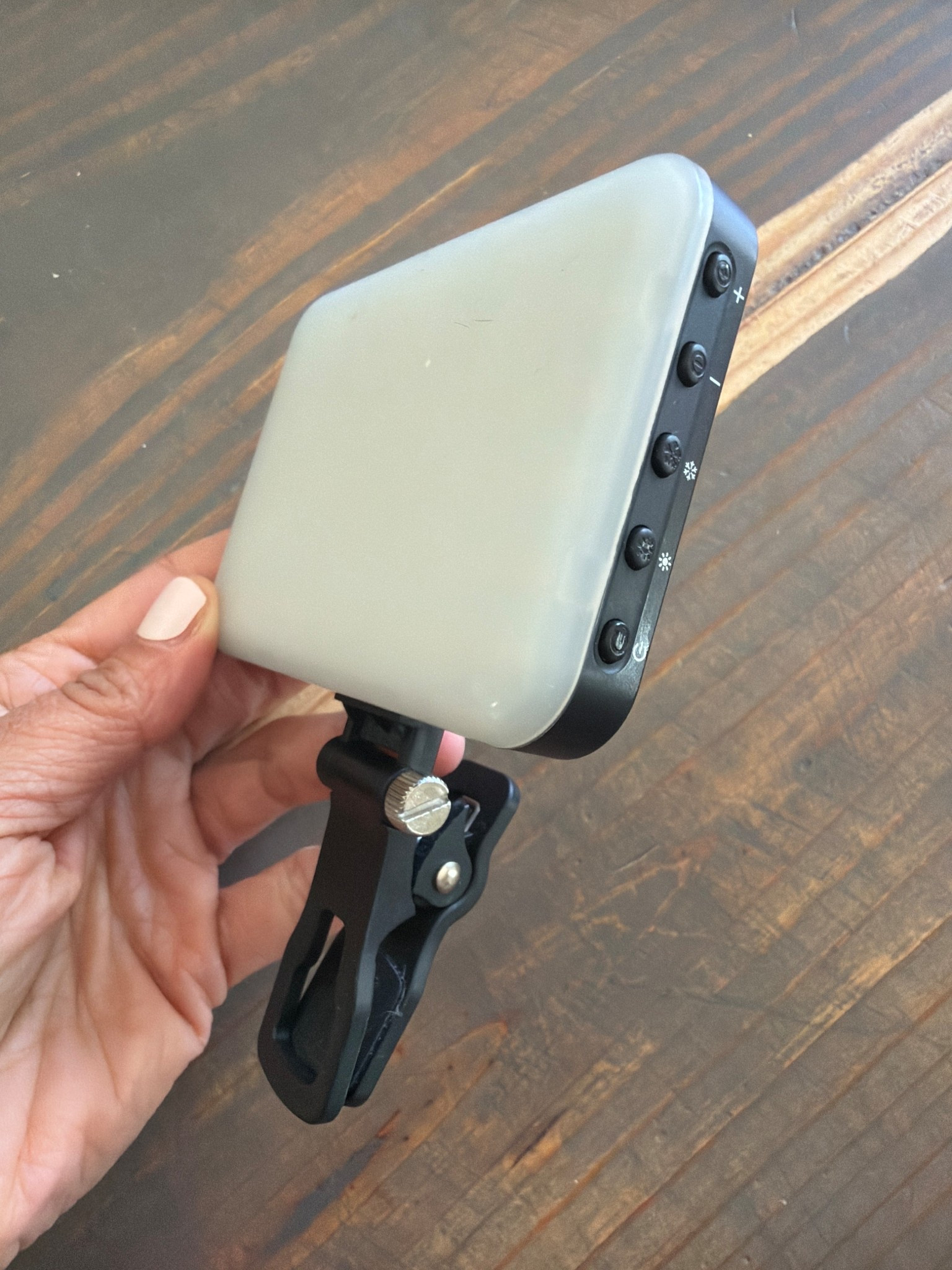 Clip on phone light, you can adjust the brightness as well as the warmth & has a great battery life

Content Creating | Content Creator
Lifestyle Creator | Travel Phone Light

#LTKTravel