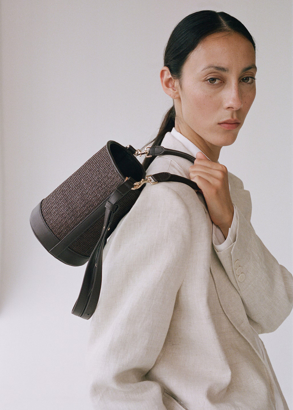 Small raffia bucket bag - Women | MANGO USA | Mango (US/MX/AU)