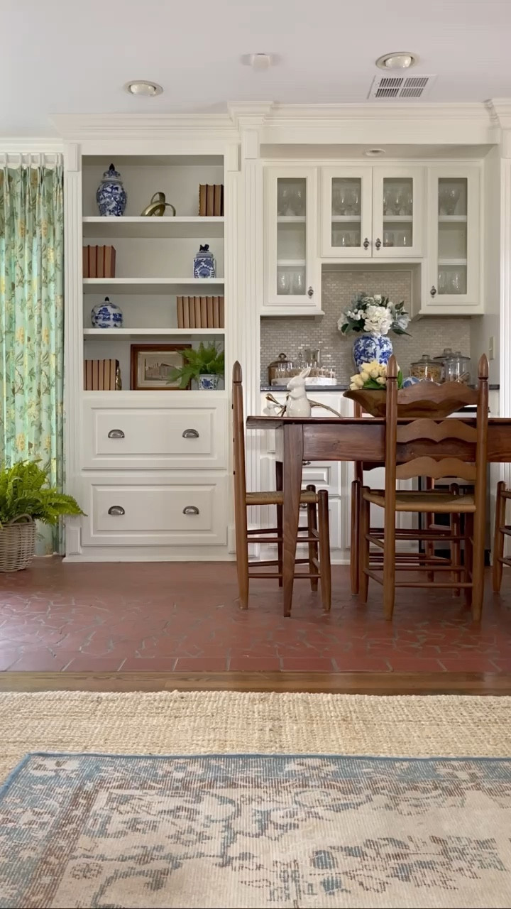 Brightening up this gloomy day with a touch of Spring shelf restyling and fluffing magic. Here's to finding joy in the
little things and making every day a bit more beautiful. 🫶🏻🌿🐇💙
.
#mytradhome #mycollectedhome #victoriadunndesign
#myupcountrystyle #springoutfitidea
#traditionalhomemagazine #thecollectedlook
#thecottagejournalmagazine #springdress #howiblueandwhite #coastalgrandmother
#housebeautifulmagazine #preppygrandhome
#myblueandwhitehome #shelfstylingideas #classichomes
#traditionalhomemag #chinoiseriedecor
#charlestonstyleanddesign #inspiremehomedecor
#traditionalinterior #classichomedecor #verandamag
#postitandsmile #betterhomeandgardens
#coastalhomedecor #housebeautifulhome #charlestonstyle

#LTKhome #LTKVideo #LTKstyletip