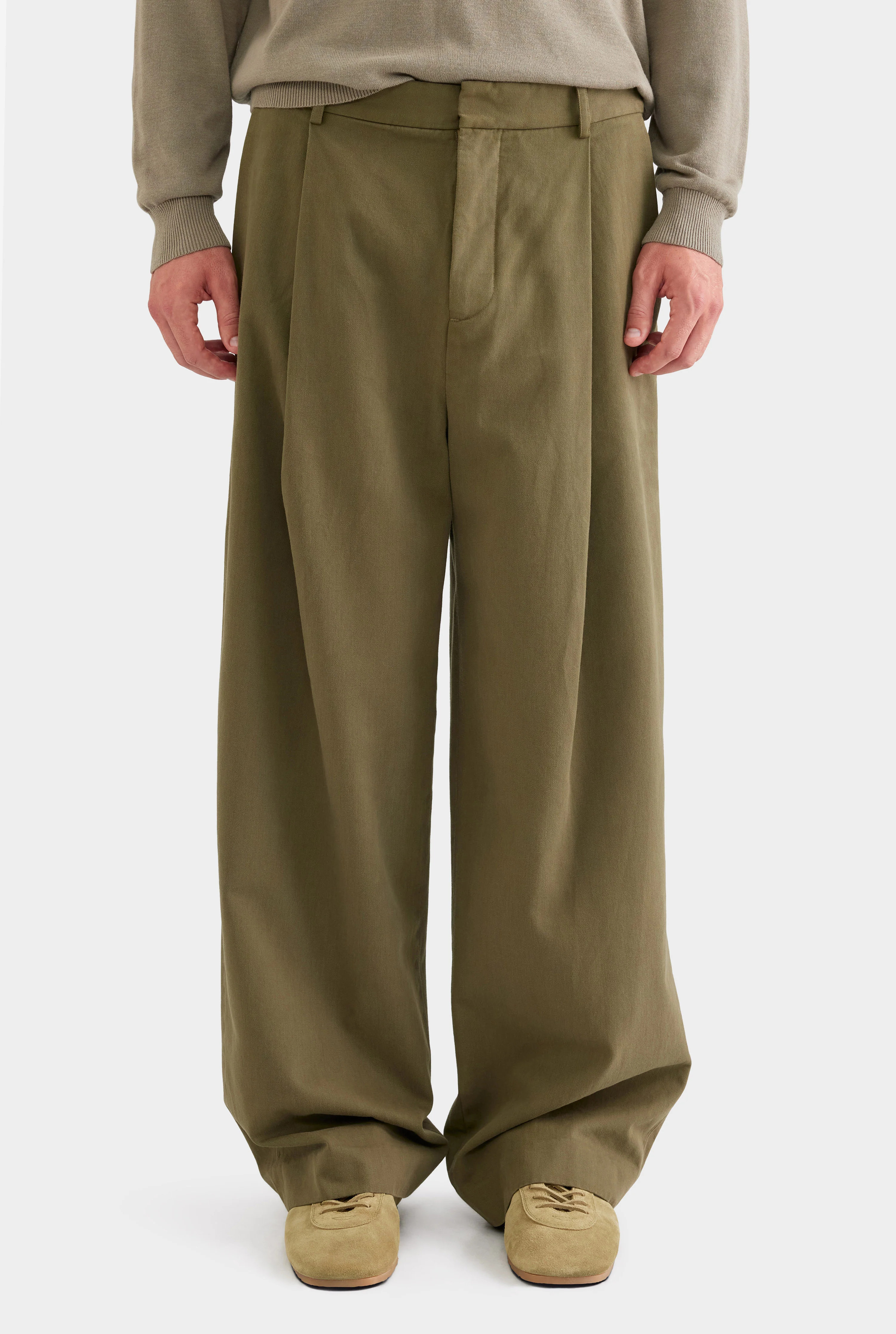Mens Relaxed Pleated Cotton Twill Trouser Olive | Venroy | Venroy AU