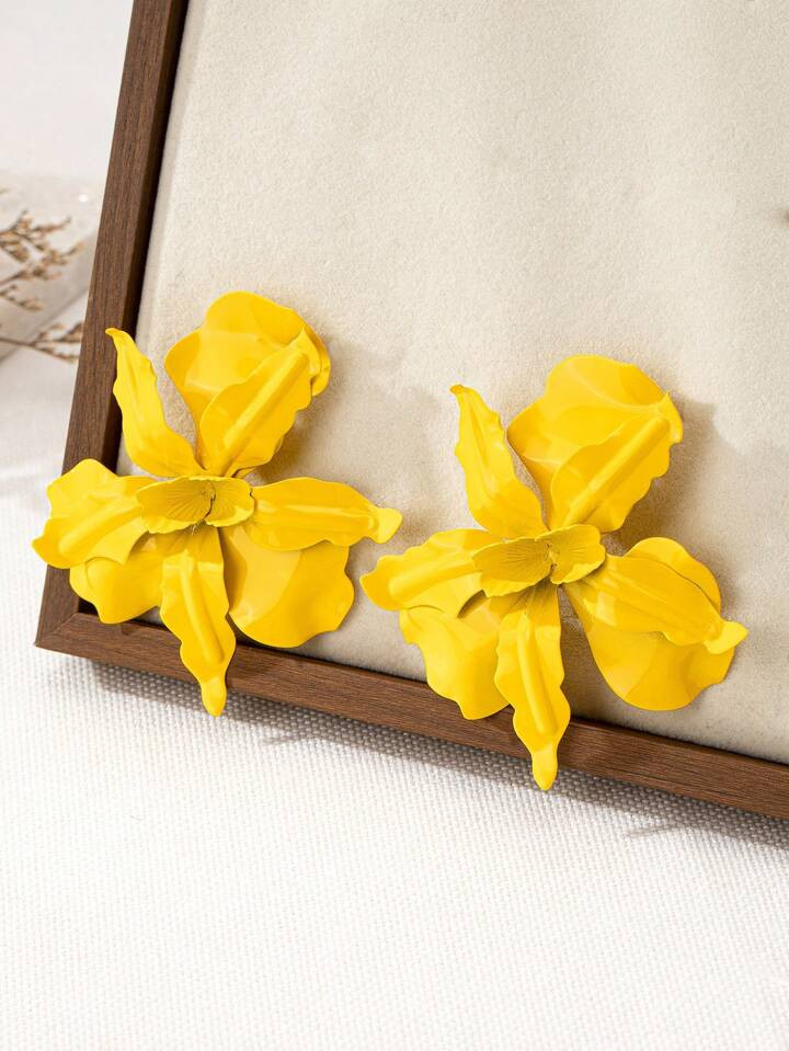 1 Pair Flower Shaped Pendant Earrings, European American Vacation Style, Assorted Floral Designs | SHEIN