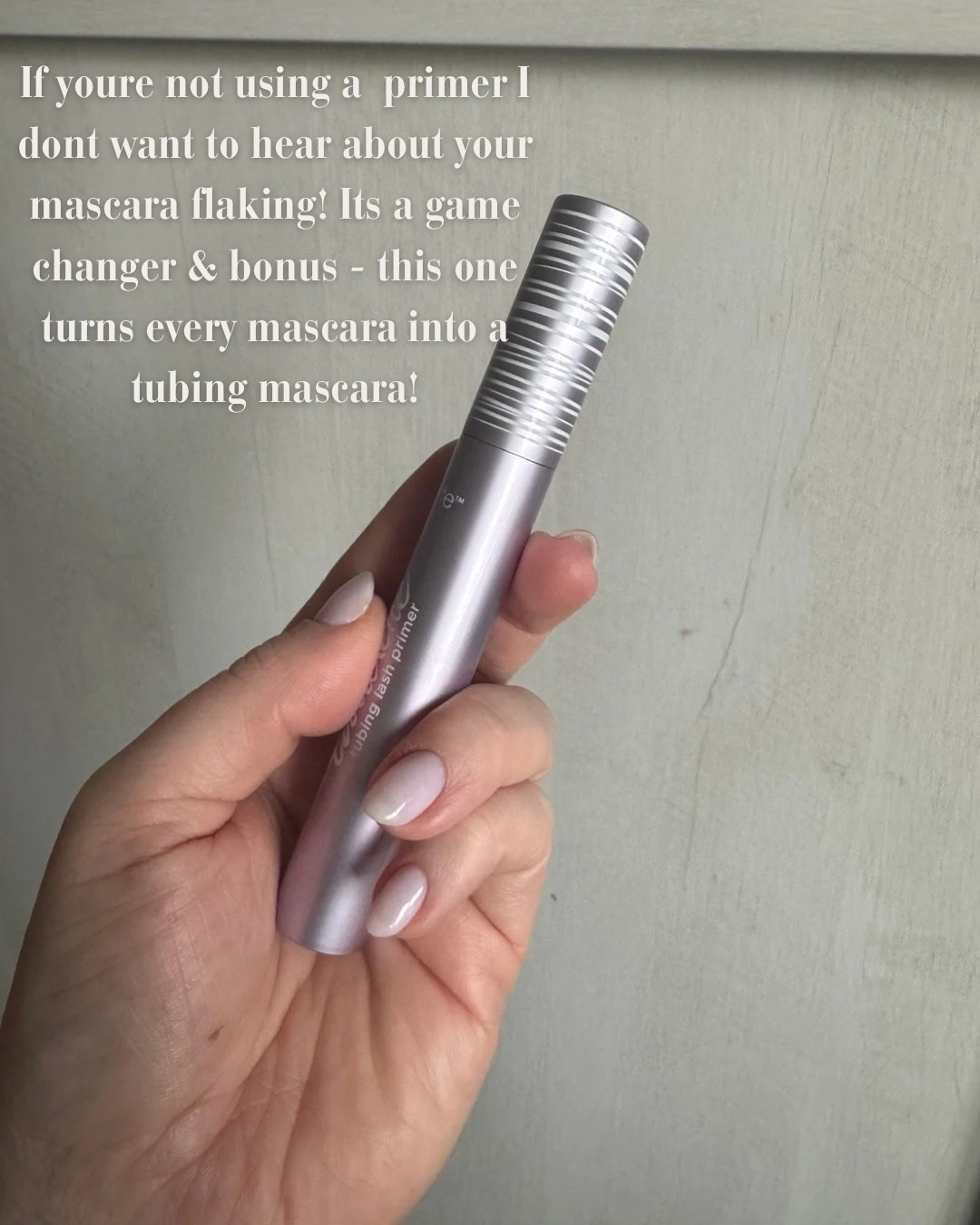 If your mascara flakes but you’re not using a primer… we need to talk. This one is a total game changer — it keeps mascara from flaking and somehow turns any mascara into a tubing mascara. Once you try it, you won’t go back. Linked here 🤍