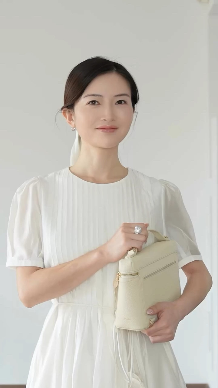 淘到一条超贵气的天丝混纺连身裙，实物无敌重工，里面有内衬可以防走光，赠送了一根花朵腰带，如果想更日常可以用素面皮的小皮带做腰带。搭配这套强烈建议戴blingbling的戒指！
🌵Goelia天丝混纺洋装 XXS https://c.klarna.com/al/Jdjc/
💰无门槛减10美金码10LONG，2件85折码LONG15，5件67折位LONG33
🌵白色真丝发带👉Goelia 22姆米真丝吊带附赠的 https://c.klarna.com/al/JdkN/
🌵YSL皮带 白色 https://rsme.plus/VDRpgd
🌵Oleada船长小方盒 白色全皮款 Loro Piana便当包大平替❗️ https://go.shopmy.us/p-33950358 💰85折码【LONGOLEADA】
🌵Brunello Cucinelli帽子 S码 https://c.klarna.com/al/HuNp/
浅灰款 https://c.klarna.com/al/I9TI/
帽檐稍宽 浅米色https://c.klarna.com/al/I94i/
帽檐稍宽 浅驼色 https://rsme.plus/KHJZS9
Lierys巴拿马帽 https://rsme.plus/M66gLa
Roeckl巴拿马帽 https://rsme.plus/Pz82e4
🌵Prada裸粉色小猫跟 已脱销 其他类似款👇
⚡️VALENTINO GARAVANI藕粉红高跟鞋 https://c.klarna.com/al/HpQD/
⚡️ALAIA藕粉红高跟鞋 https://c.klarna.com/al/HpQJ/
🌵Vintage戒指

#goelia #outfit #fashion #dress #travelgram