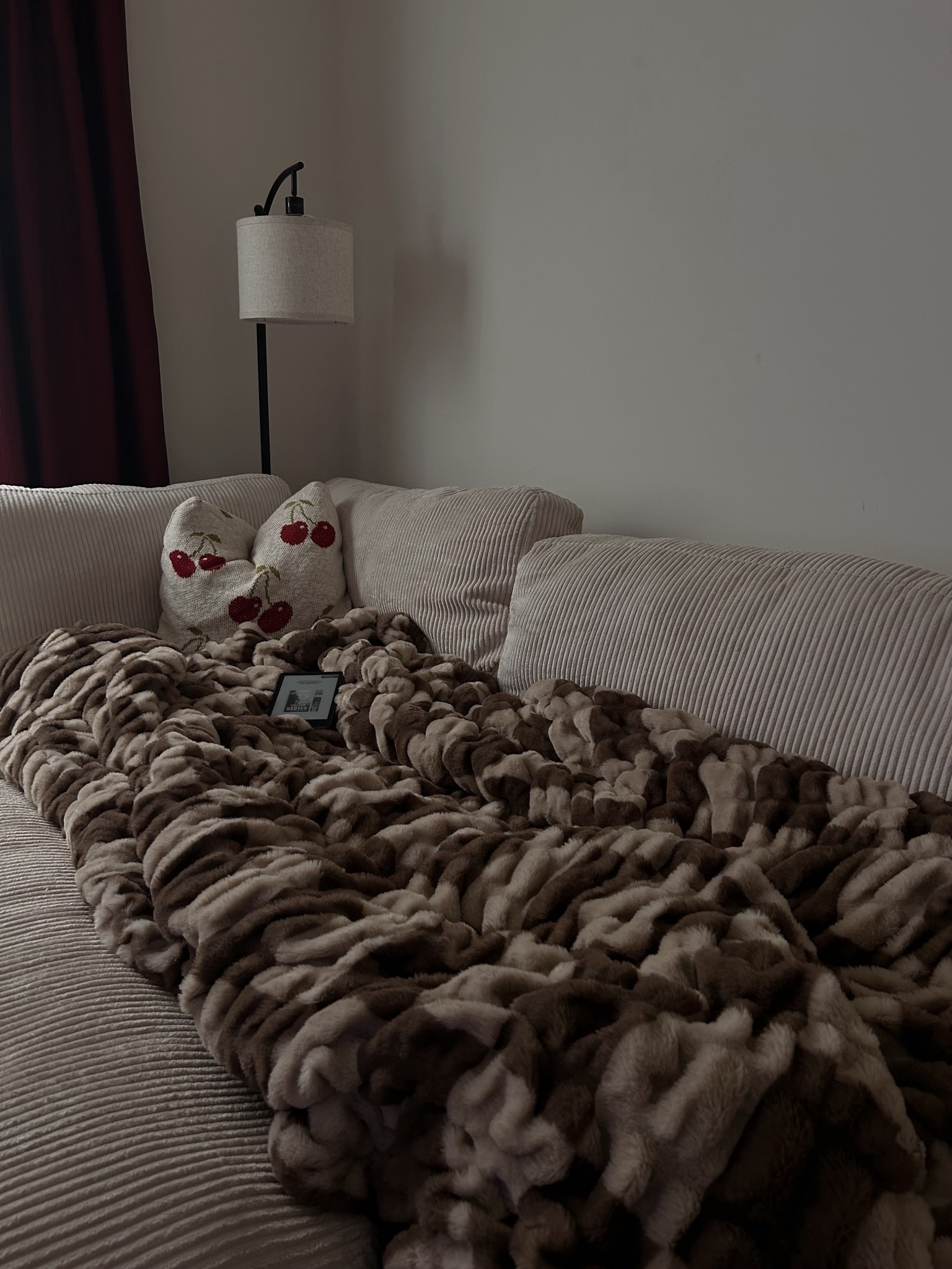 cozy

white couch, blanket, cherry decor

#LTKSeasonal #LTKHome