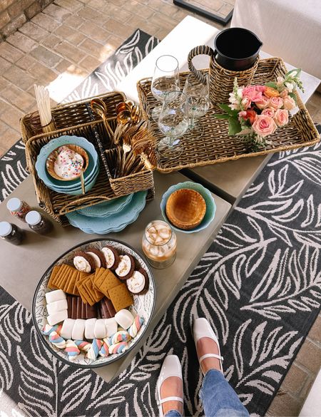 The perfect evening spent on the back porch with friends and dessert, thanks to @walmart! #walmartpartner #IYWYK

Walmart home, Walmart parties, spring events, spring home style, 
