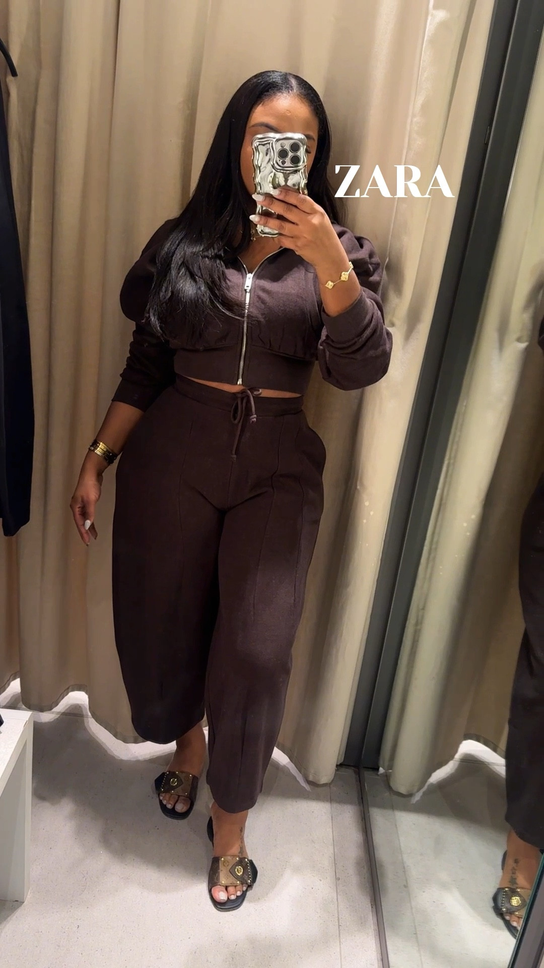 Zara Winter Set Find.

Wearing a size Small Jacket 
And Medium pants.

170lb 44hips 5’4 Height 

Cropped sweatshirt with adjustable drawstring hood. Long sleeves with cuffs. Kangaroo pocket. Front metal zipper closure.

Mid-rise pants with adjustable elastic drawstring waistband. Side pockets. Wide leg

#LTKFindsUnder100 #LTKActive #LTKU