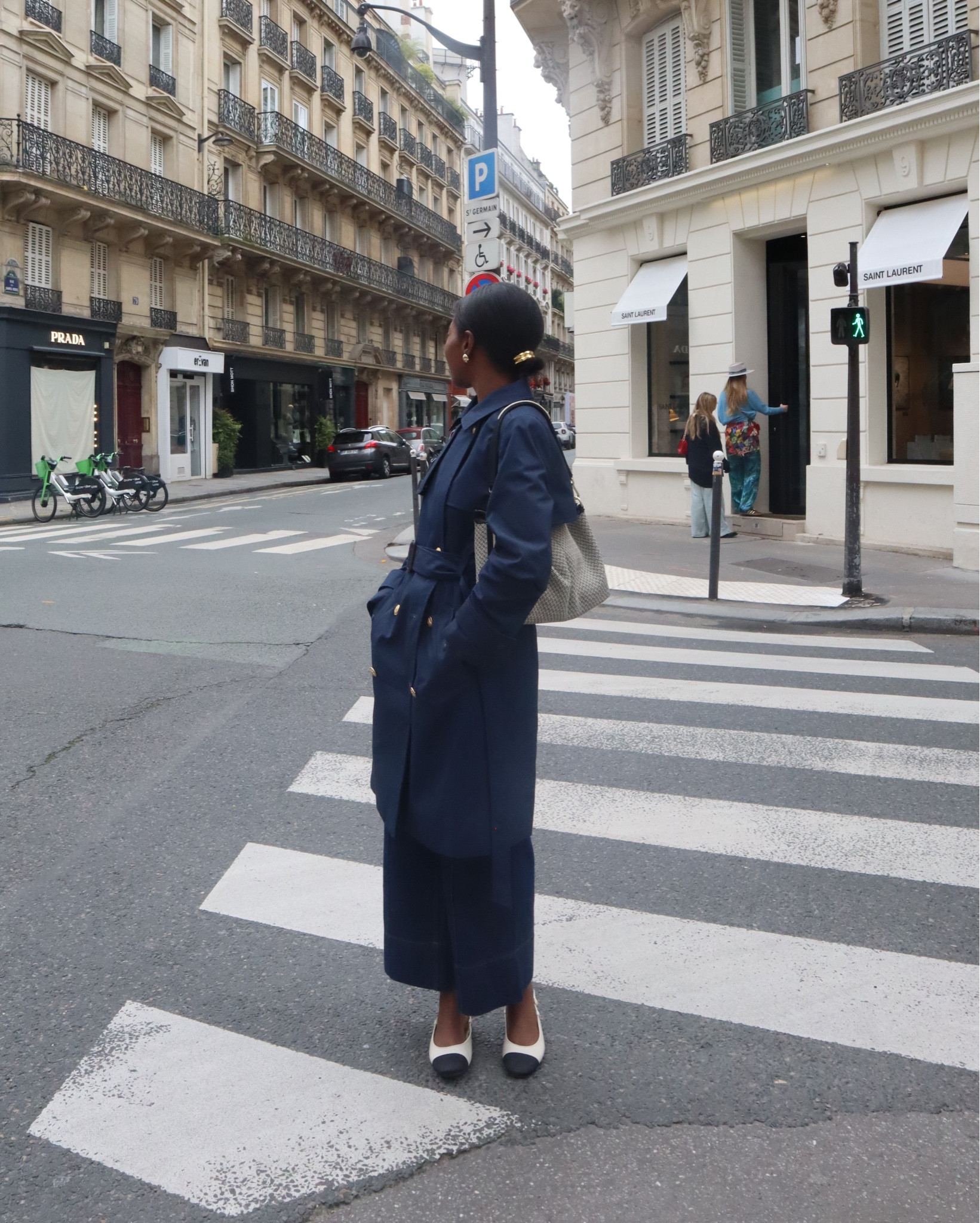 Outfit check in Paris

Streetstyle fashion summer fall handbag flats shoes chic look

#LTKTravel #LTKStyleTip #LTKBeauty