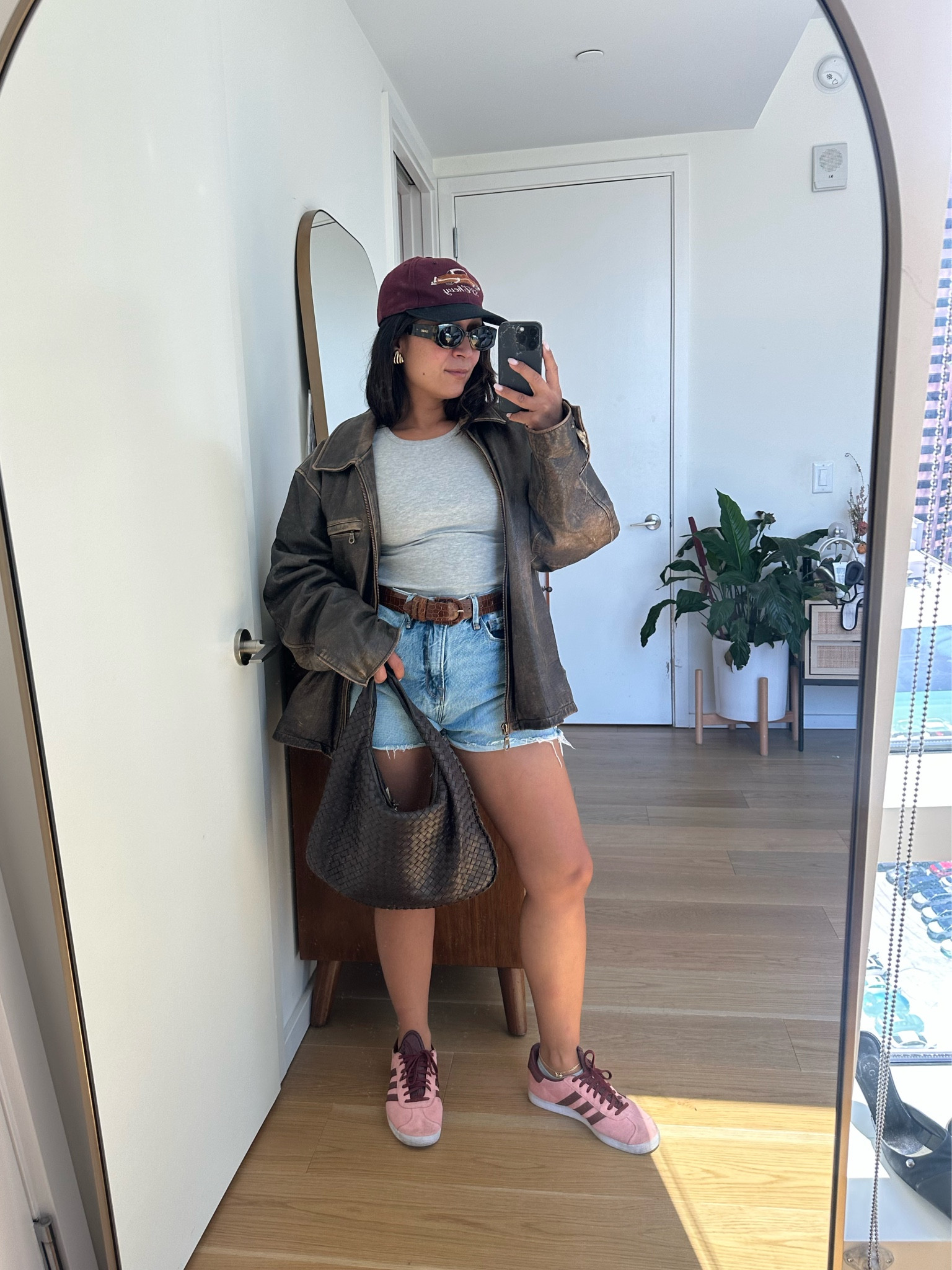 Oversized brown leather with a tee and Good American shorts with adidas gazelles and bottega Veneta hobo bag. Perfectly casual & cool to wear while the weather transitions from
Warm to cool. 
