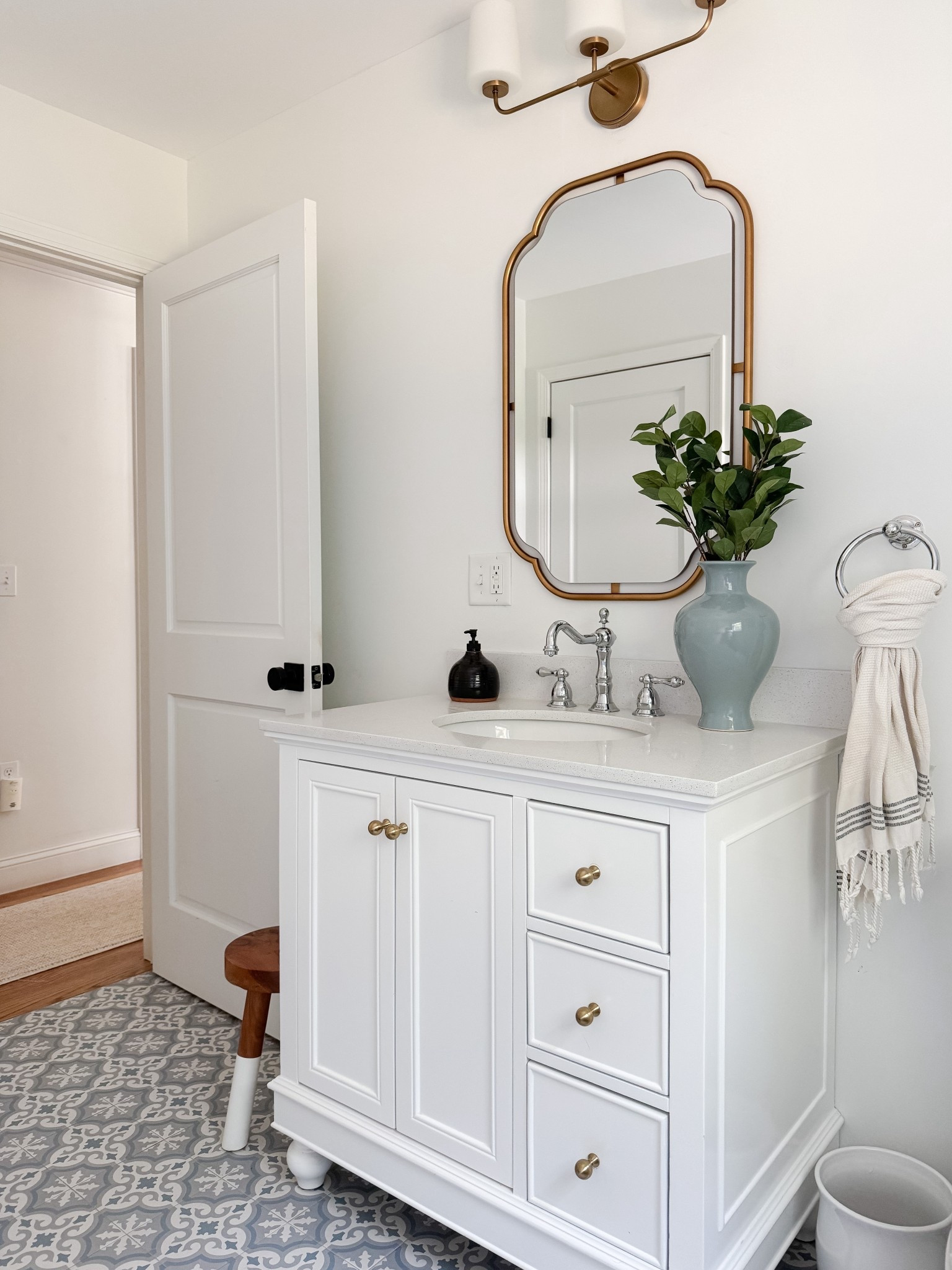 Coastal Half Bath

light and airy bathroom, coastal bathroom, gold mirror, gold and white vanity, blue vase, gold and white vanity light, sherri calnan home 

 

#LTKStyleTip #LTKSaleAlert #LTKHome