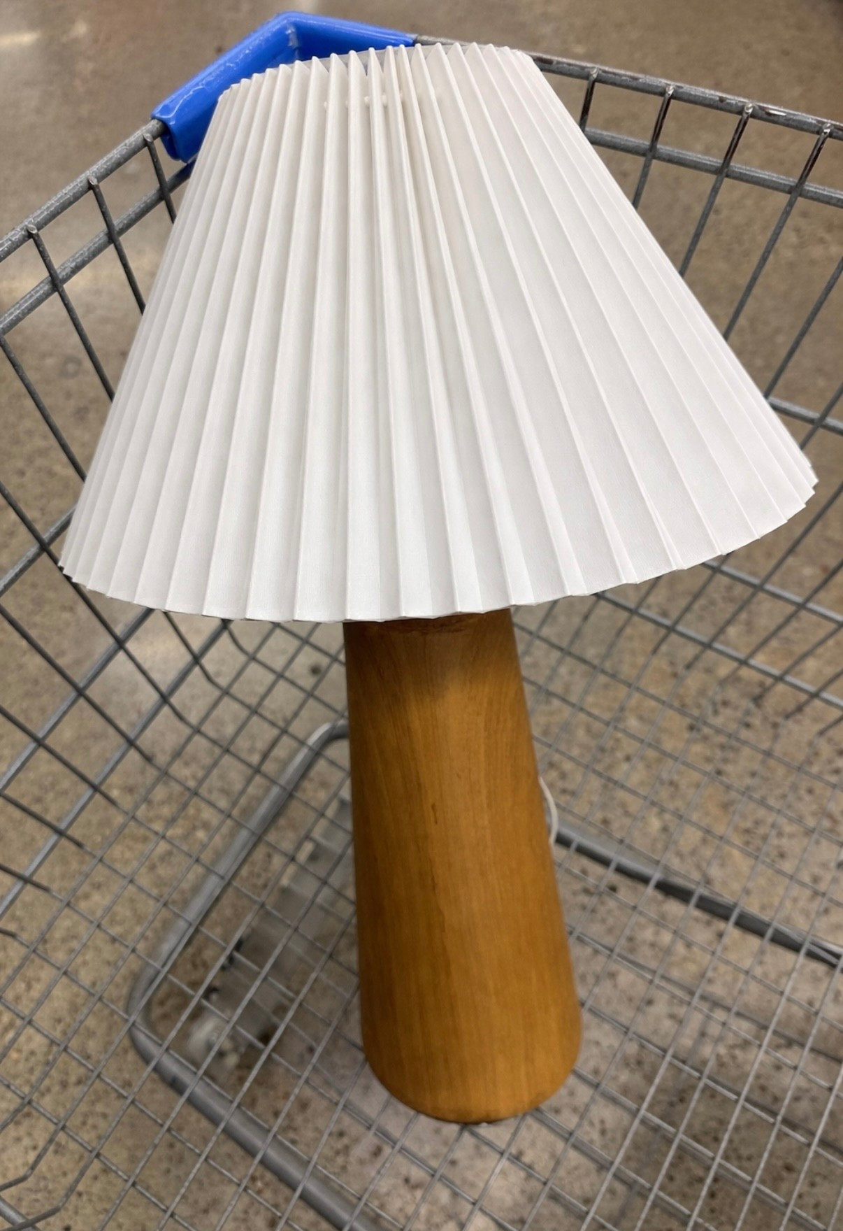 💡 $40 and looks SO high-end ⬇️
this lamp gives that $300+ designer look for way less

I grabbed one and immediately ordered another

so good for nightstands, consoles or layered lighting


#LTKHome #LTKdayinmylife