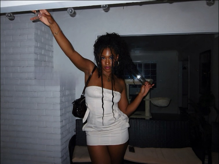 my give afs are on vacation 
•
•
•
Shop my this fave of mine @forever21 Link in bio 👩‍❤️‍💋‍👩 #f21finds #sleeveless #shadesofbrown #bratz #summeroutfitideas #nightoutfit