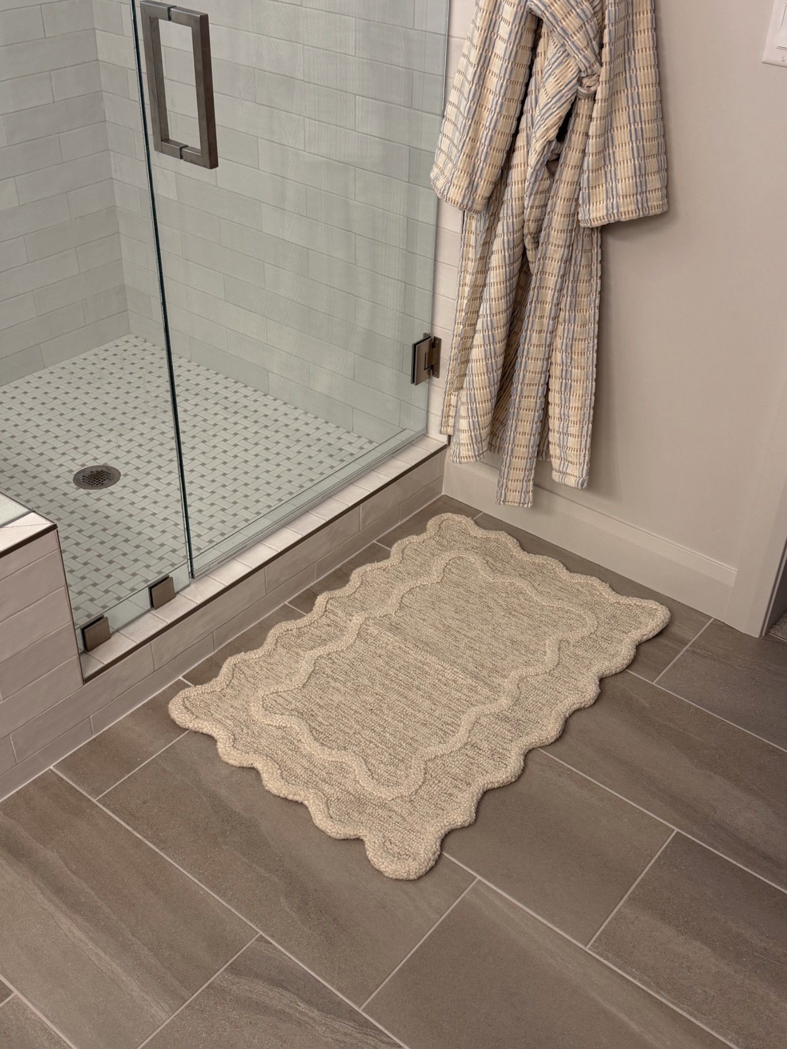 scalloped rug