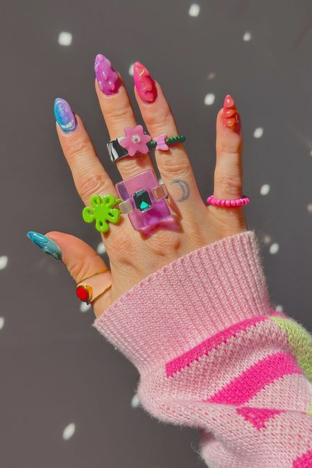 new nails who dis 💅🦄🦋🌈✨ 

Champagne wears a pink knit sweater with colorful chunky y2k flower rings, and her nails are rainbow ombré, chrome pearl glitter 3D gel x nail art. 


Apres gel - X extension, ombre, rainbow, glitter, chrome, pearl mermaid powder, eyeshadow nails, DIY unicorn dopamine Maximalism, maximal, 3D puffy design

#LTKBeauty