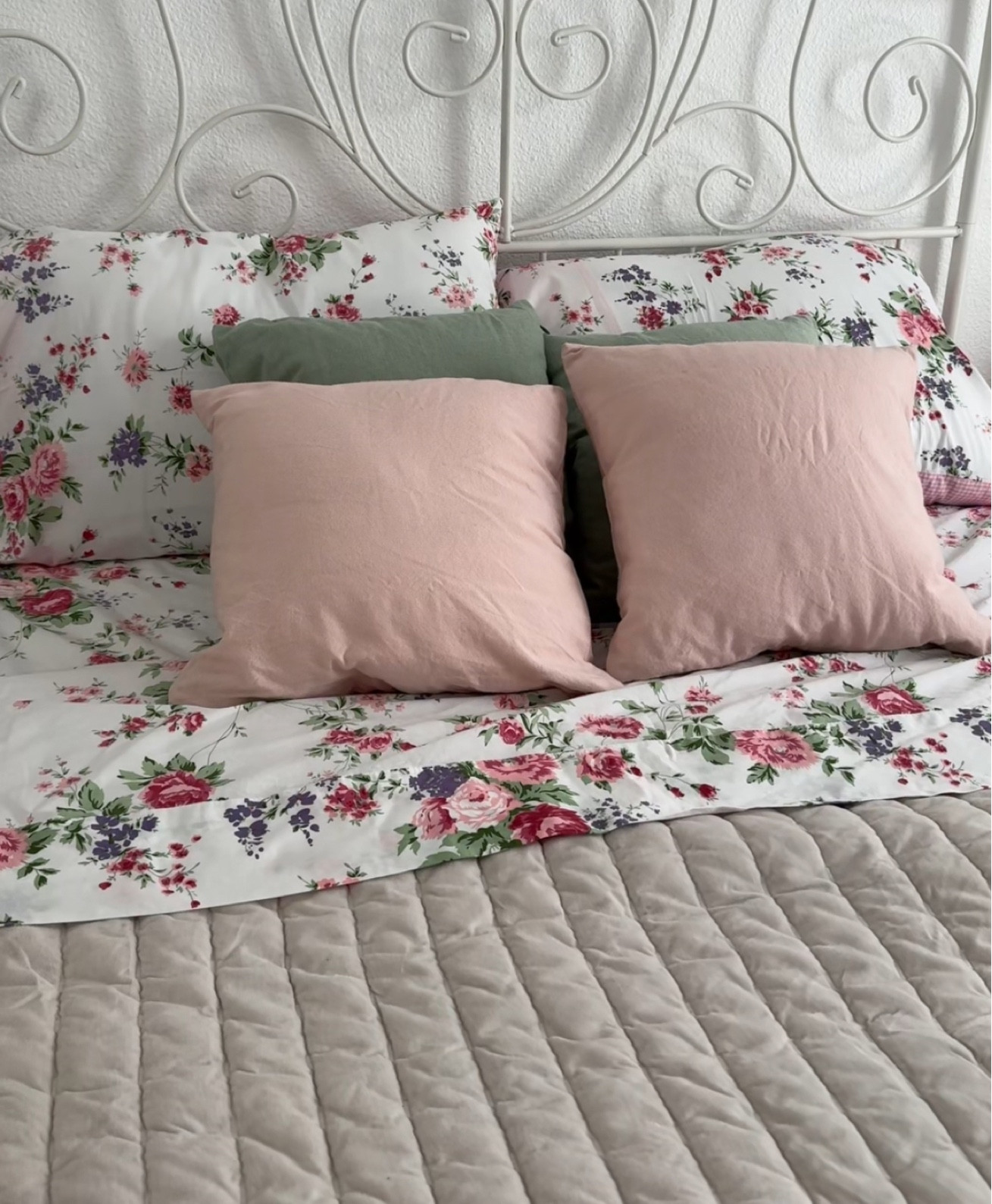 Girly bedding 🎀🪞

#LTKVideo #LTKBacktoSchool #LTKHome