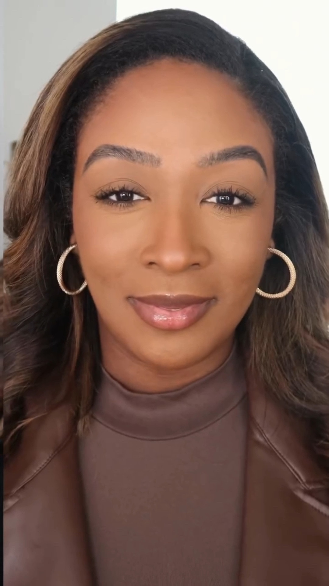 Simple Makeup Tutorial using only 6 Makeup Products 😮 

Makeup used in video👇🏾 

Foundation: @onesize TURN UP THE BASE FULL BEAT LIQUID FOUNDATION Shade 25N 

Concealer: @urbandecaycosmetics Quickie Concealer Shade 70NN 

Setting Powder: @hudabeauty Easy Bake Shade Kunafa & Cinnamon Bun 

Bronzer: @fentybeauty Sun Stalk’R Shade Mocha Mami 

Mascara: @essence_cosmetics Princess Mascara 

Lip Balm: Laka Fruity Lip Gloss with High Shine

#simplemakeup #simplemakeuptutorial #makeuptutorial #makeupforbeginners #quickmakeup