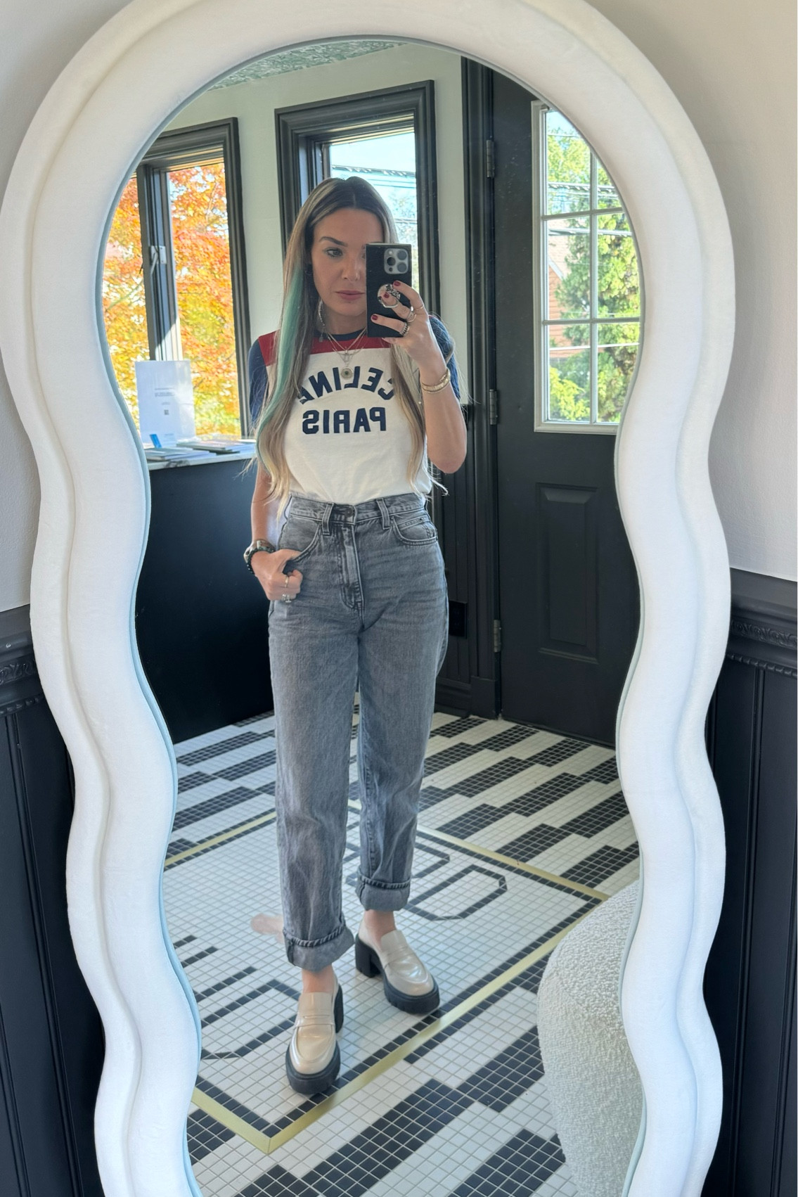 Obsessed with this selfie mirror in the studio. 