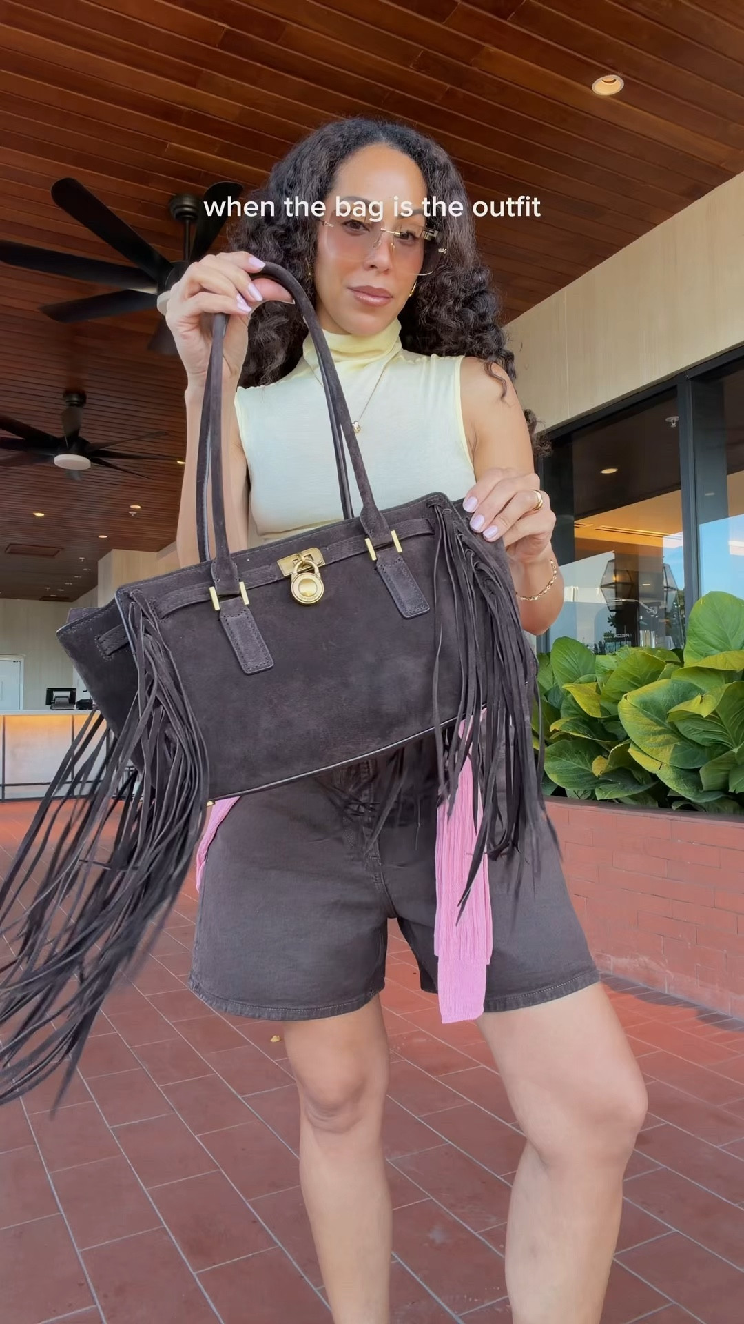 when the bag is the outfit 🤌🏽

#michaelkorshamiltomoderne #fringebag #coolbags #vacationoutfit