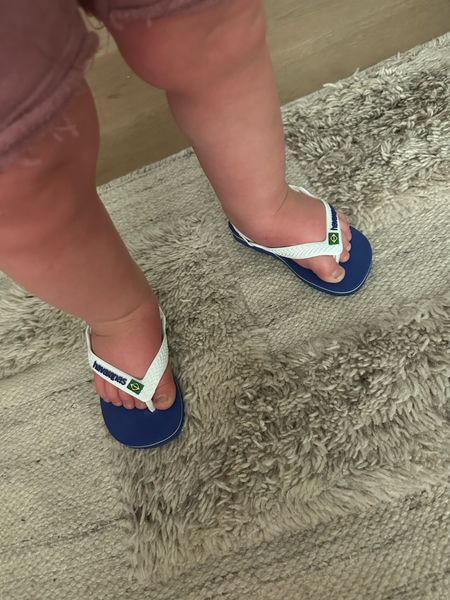 A baby in flip flops might be the cutest thing you’ve seen all day ◡̈ 