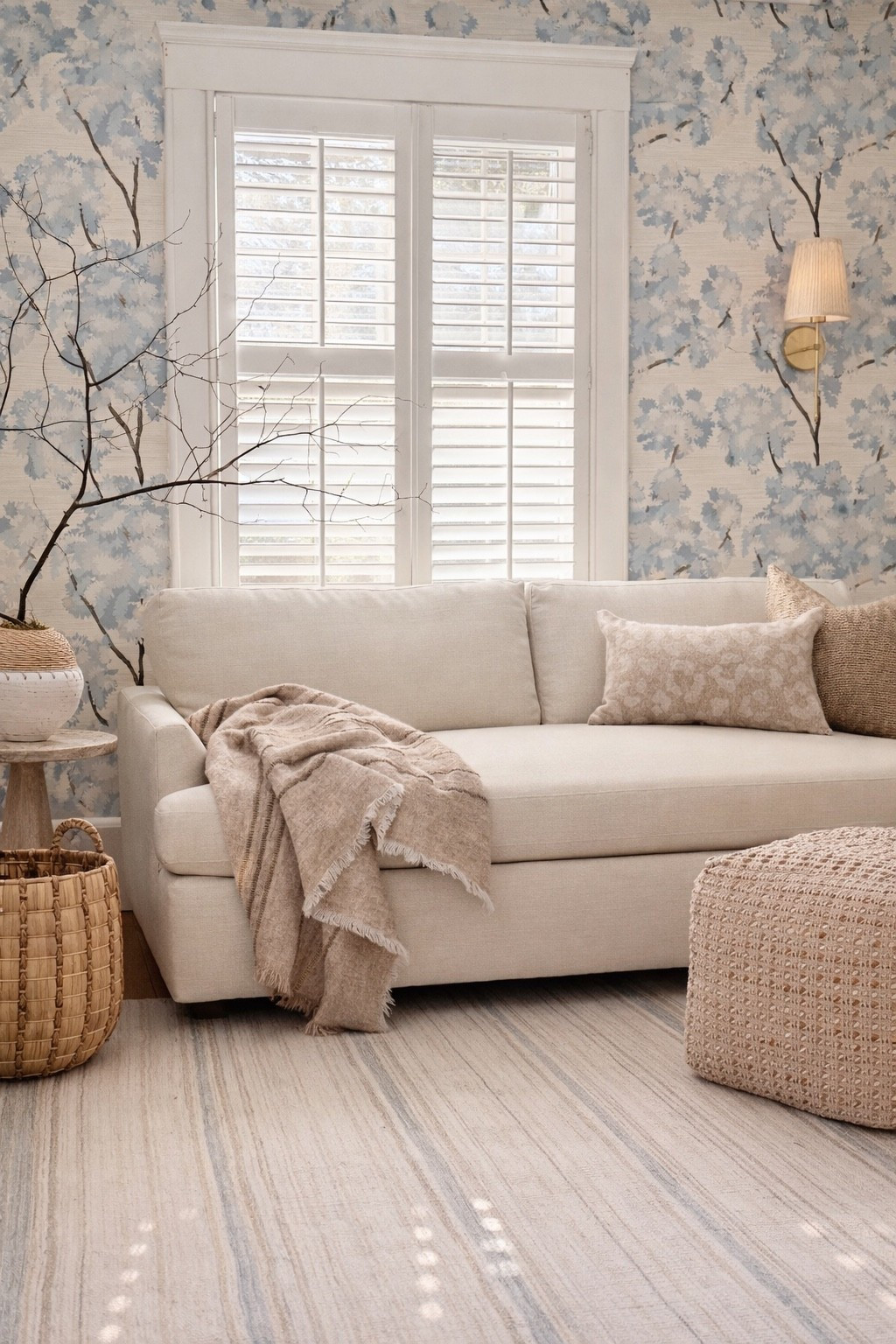 Designing a space that works double duty…guest room and home office, while still feeling beautiful.
I leaned into a soft coastal palette and let the wallpaper do the talking, creating a room that feels calm and inviting🩷