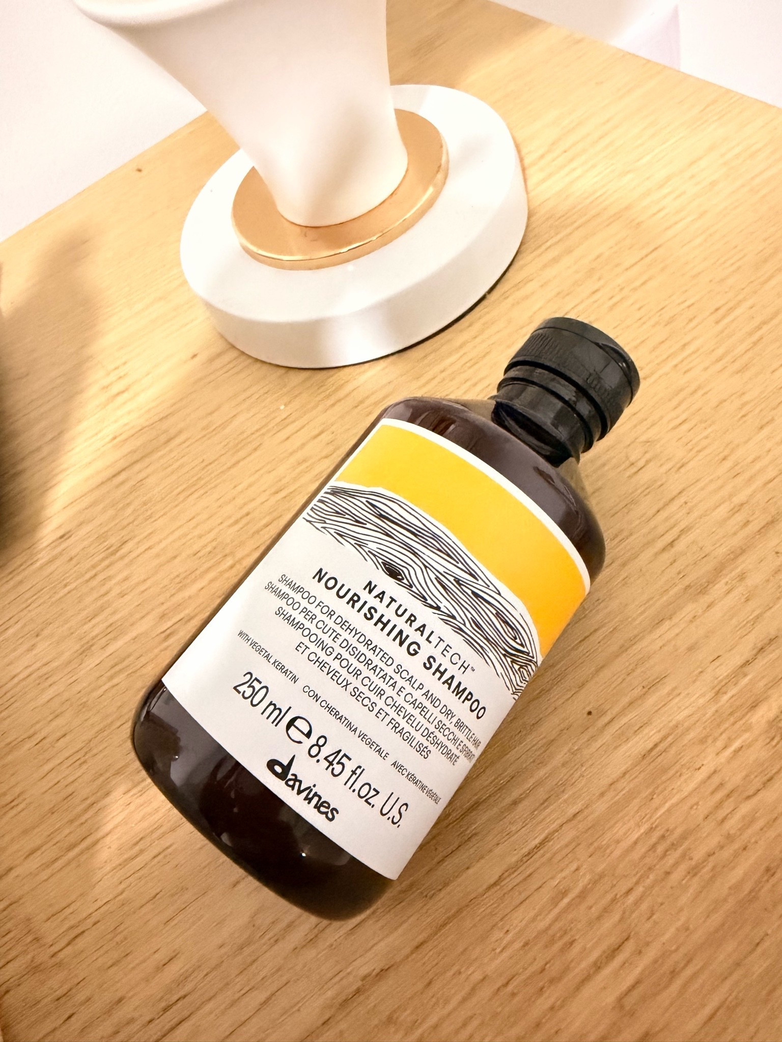 Este shampoo literalmente me ayudó muchísimo cuando sentía el cabello seco, opaco y sin vida ✨

El Davines Naturaltech Nourishing Shampoo limpia súper bien sin dejar el pelo áspero y deja una sensación muy hidratante desde el primer lavado. Me encanta porque tiene keratina vegetal, así que ayuda a fortalecer y suavizar el cabello mientras controla el frizz y aporta brillo 💛

Lo recomiendo demasiado para cabello seco, maltratado, procesado o deshidratado porque deja el pelo suave, ligero y con apariencia mucho más saludable. Además, el aroma se siente súper clean y elegante 🫶🏻

#LTKdayinmylife #LTKgrwm #LTKstorytime