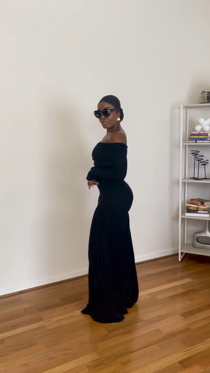 Channeling my inner Josephine Baker✨

I added this pleated strapless drop waist piece from @lioness_official to my collection for fall and she is everything. 

Fragrance | @yslbeauty Flowers and Flames 
Purse | Luna purse from @songmont_official 

#fallfashiontrends #curvyfashionblogger #atlantafashionblogger #ysllibre