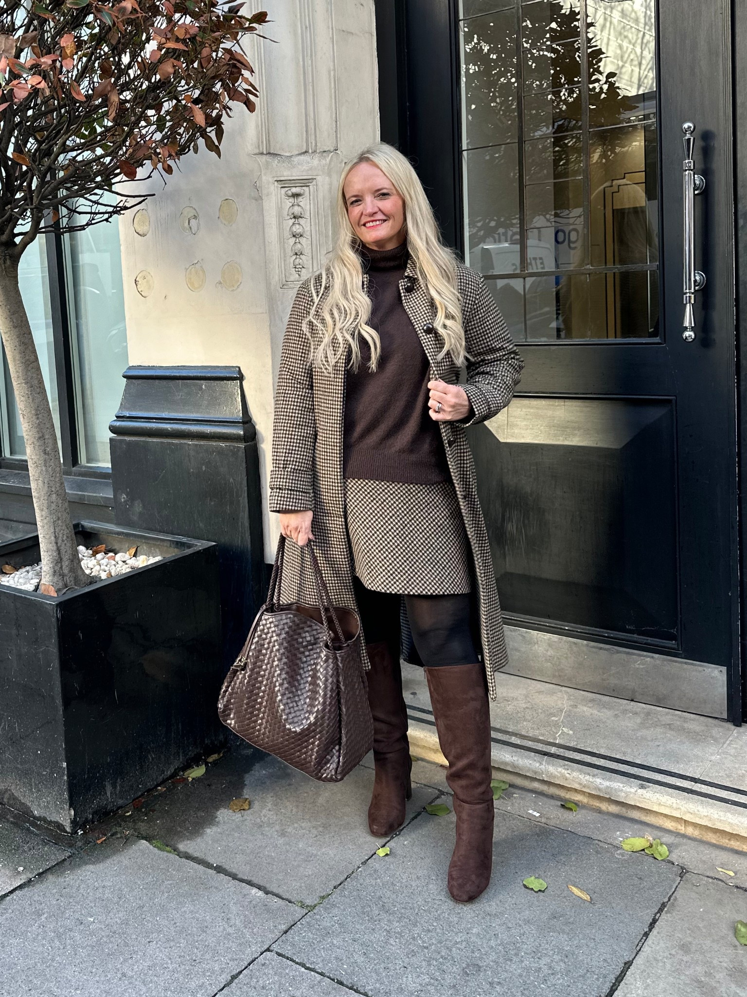 I’m wearing coat, skirt and boots from @newlook (the coat now has 50% off in the sale!) with jumper from @hm and bag from @katieloxton - use this code for 15% off: KLDTXB5W

#LTKuk #LTKwinter #LTKmidsize