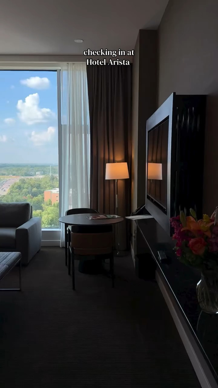 effortless luxury ✨🗝️💐 @hotelarista 

#hotelarista #travelvlogs #travelcreator #midwesttravel #chicagocreator