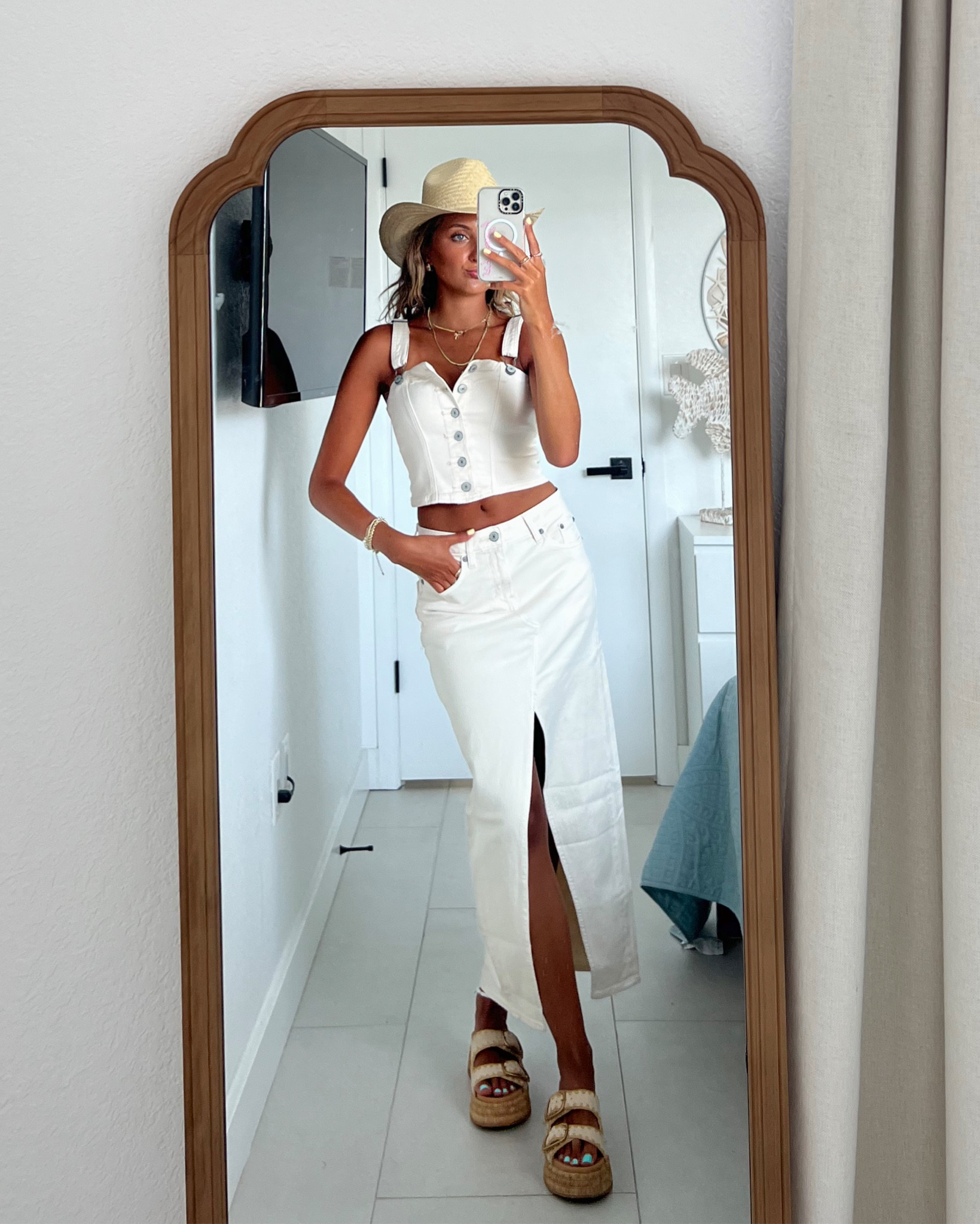 country concert / festival outfit ideas from American Eagle. wearing an XS/000R in denim 👖